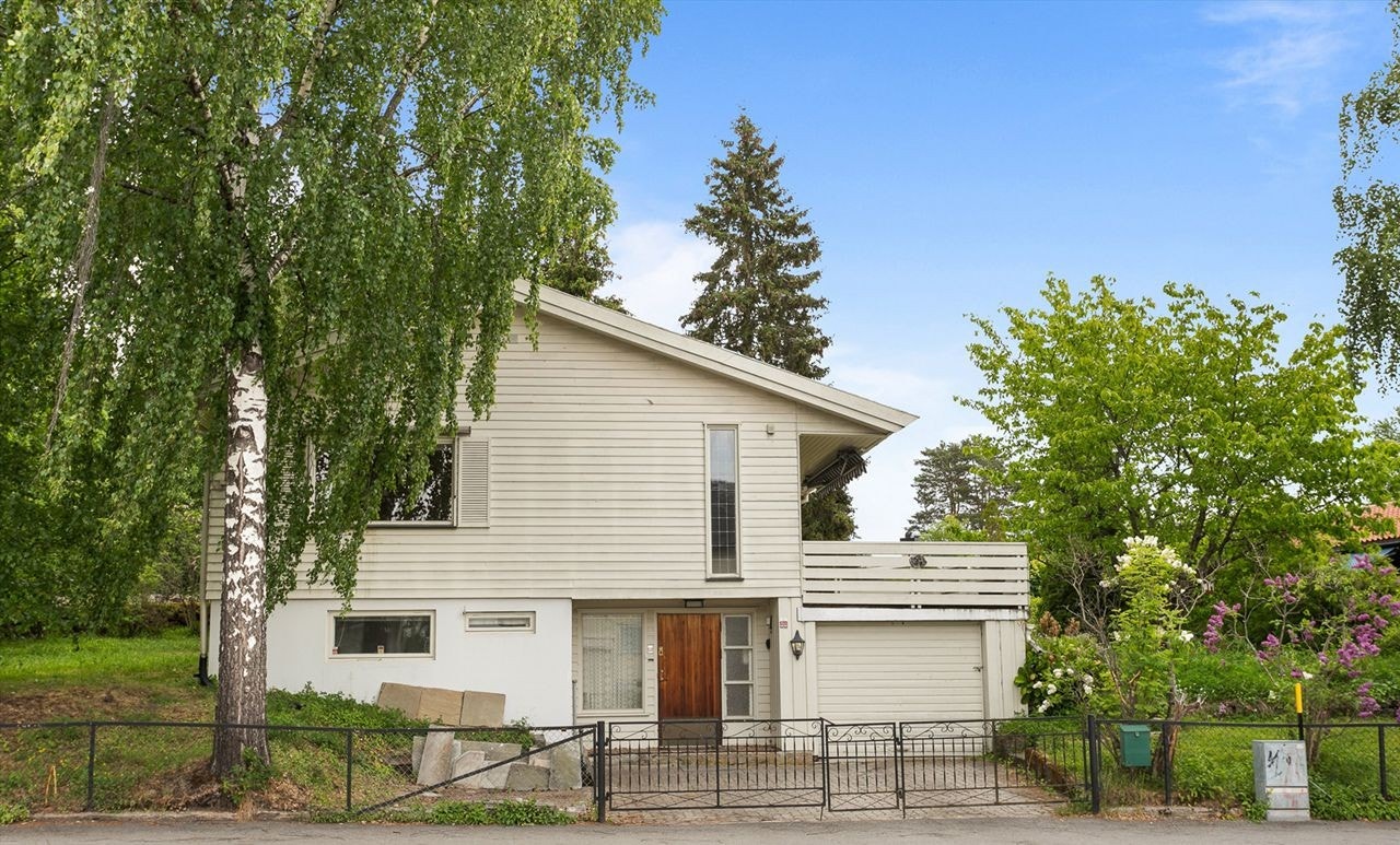Eiendommen har garasje med plass til en bil, samt parkering på gårdsplass. Galleribilde