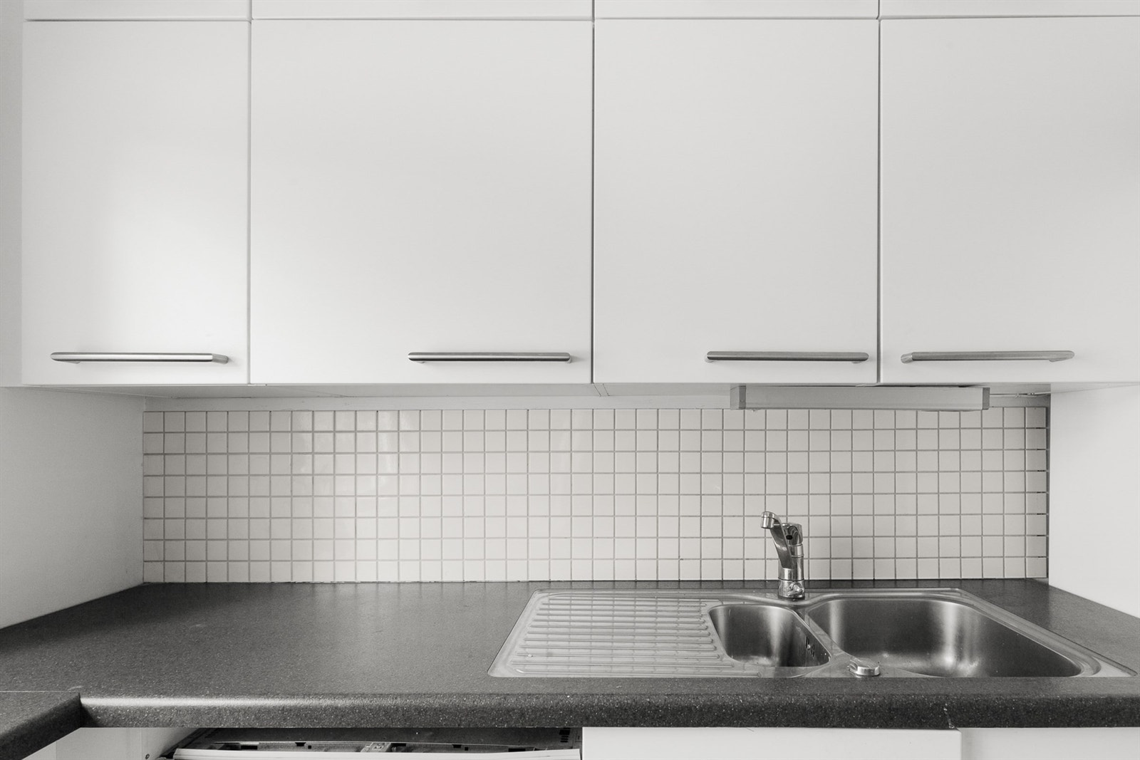 Norema kjøkkeninnredning fra år 2000 med lyse, glatte fronter og laminerte benkeplater. Galleribilde