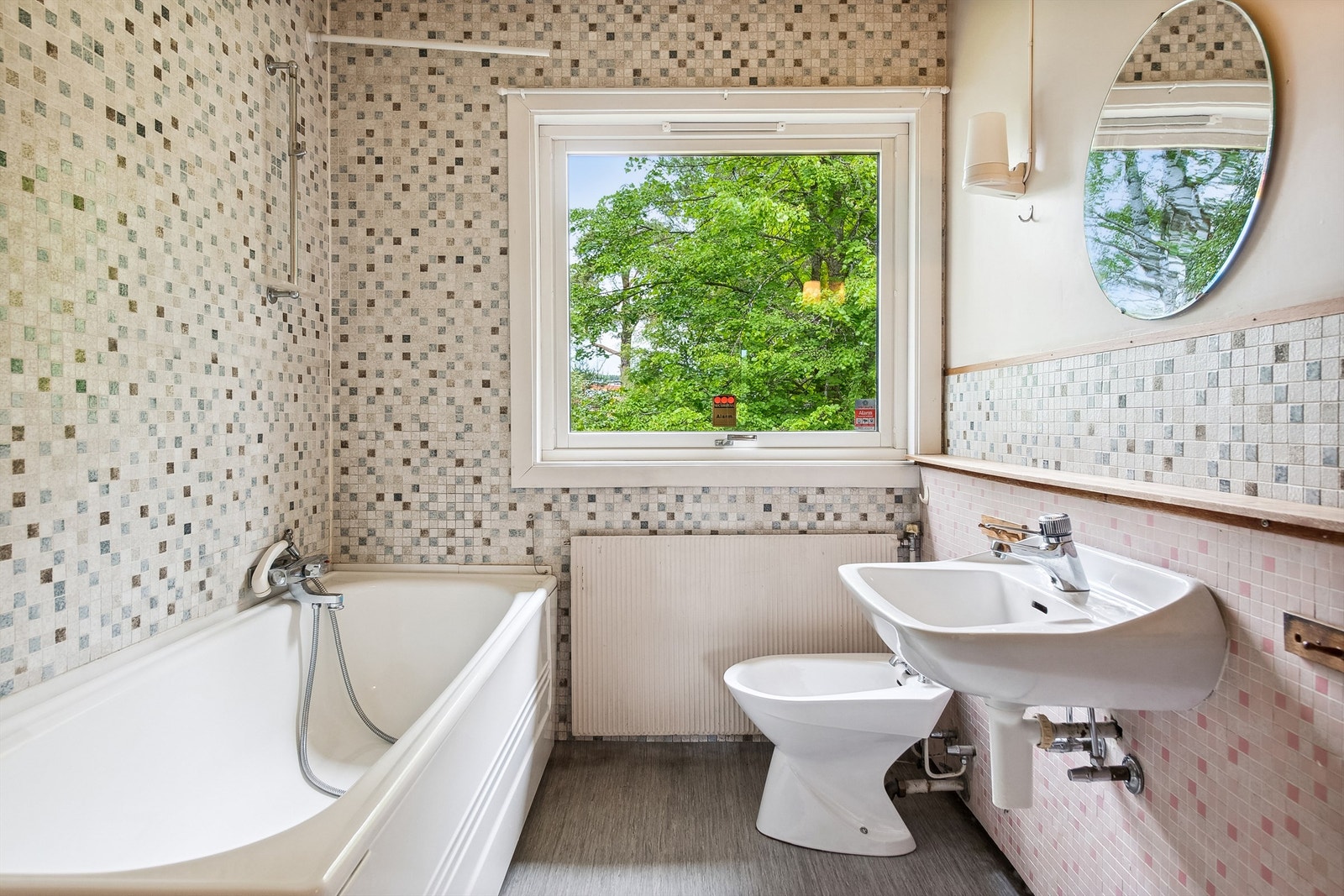 Bad med badekar, toalett, servant og bidé. Galleribilde