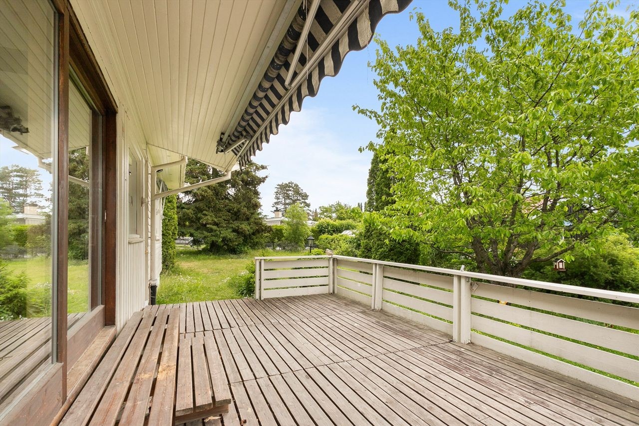 Terrassen er vendt mot sør, og har utsikt mot den frodige hagen. Her kan venner og familie møtes til sosiale sammenkomster! Galleribilde