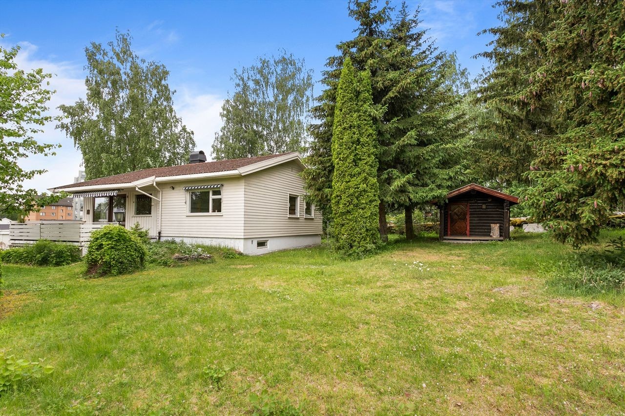 Sjarmerende enebolig med stor og flott hage. Tomten er opparbeidet med plen og beplantning. Galleribilde