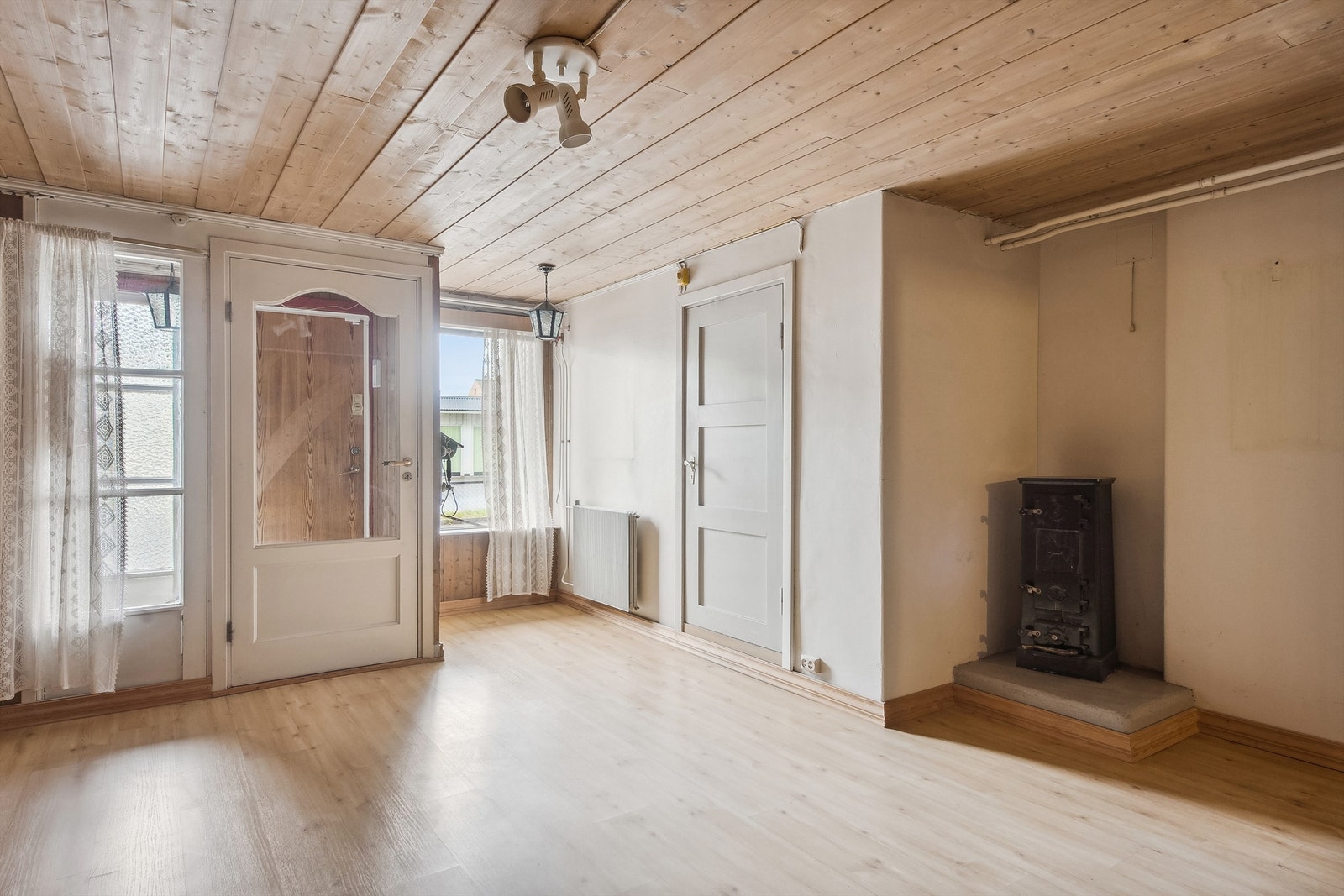 Du ønskes velkommen inn i boligen via denne romslige hallen. Galleribilde