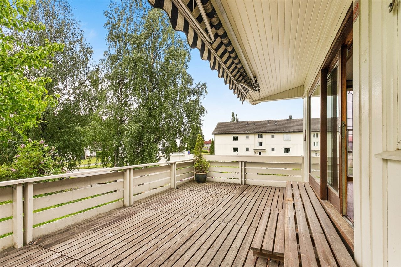 Stor terrasse med meget god plass til det man måtte ønske av møblement. Galleribilde