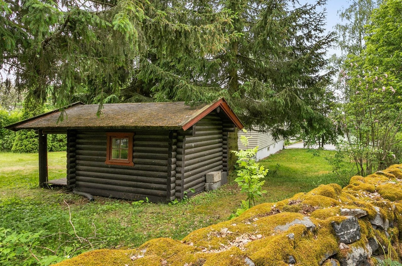 Tømmerkoie i hagen. Galleribilde