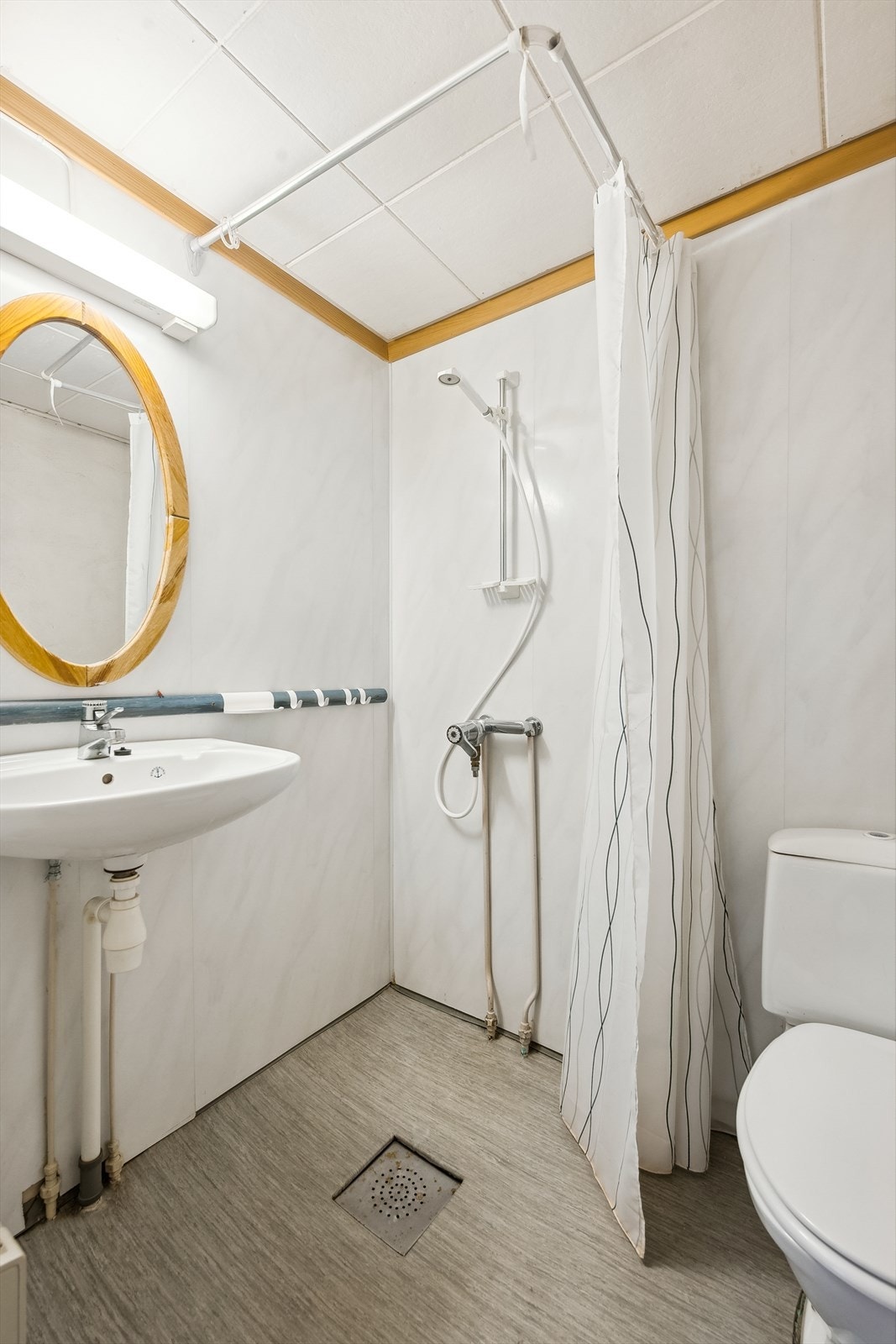 Bad i boligens underetasje med toalett, servant og dusj. Galleribilde