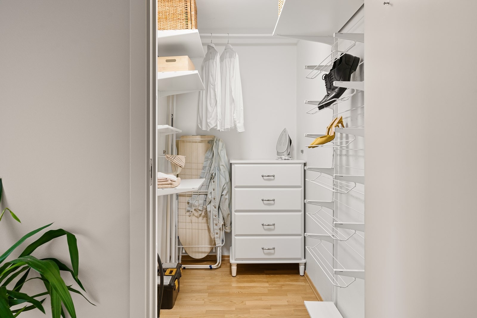 I tilknytning til gangen finner du en innvendig bod/walk-in closet på ca. 3 kvm Galleribilde