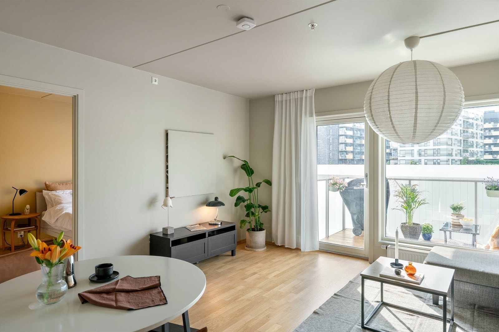 Her er det god plass til å innrede med både sofagruppe og spisebord Galleribilde
