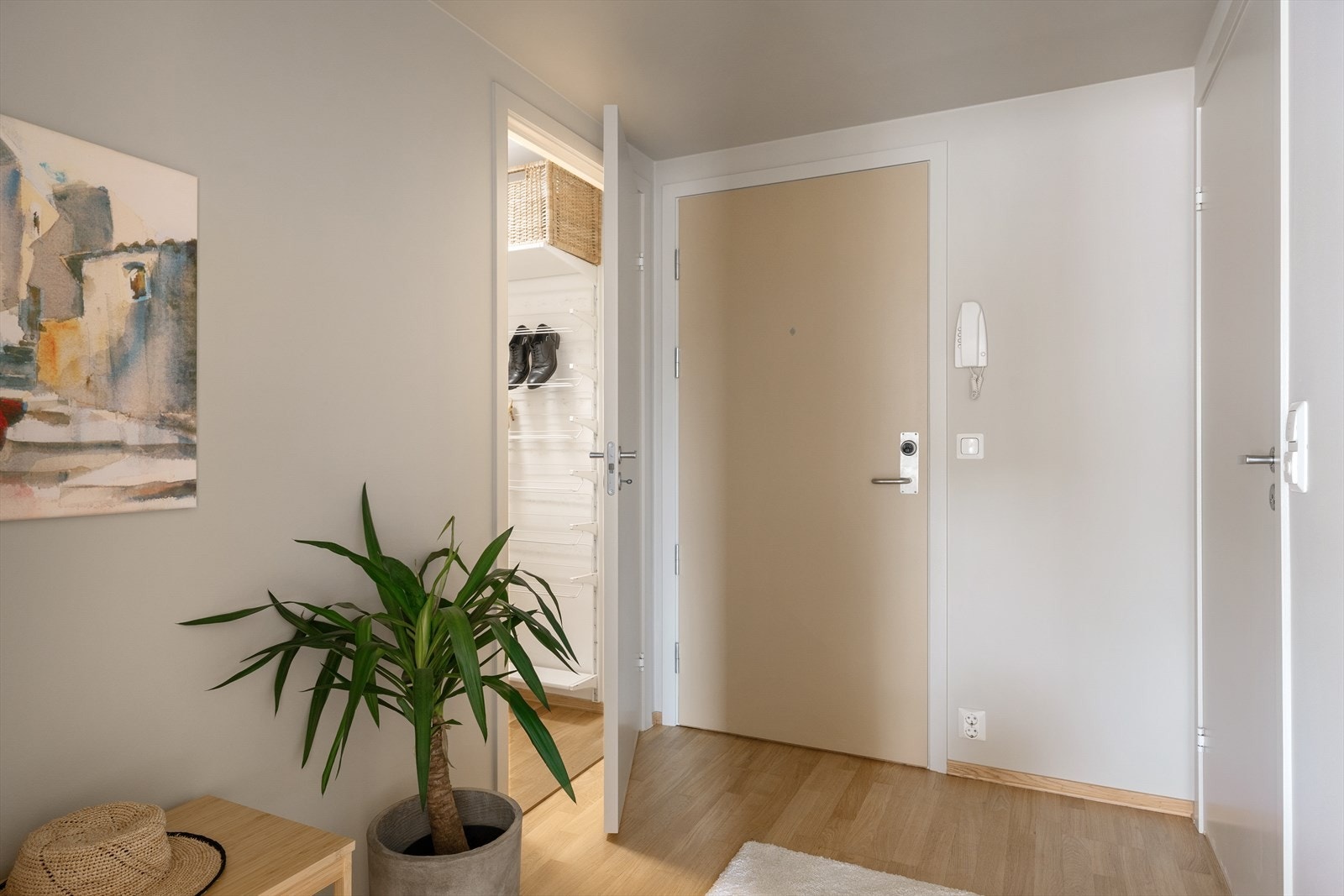 Når du kommer inn i boligen, møtes du av en innbydende entré og gang Galleribilde