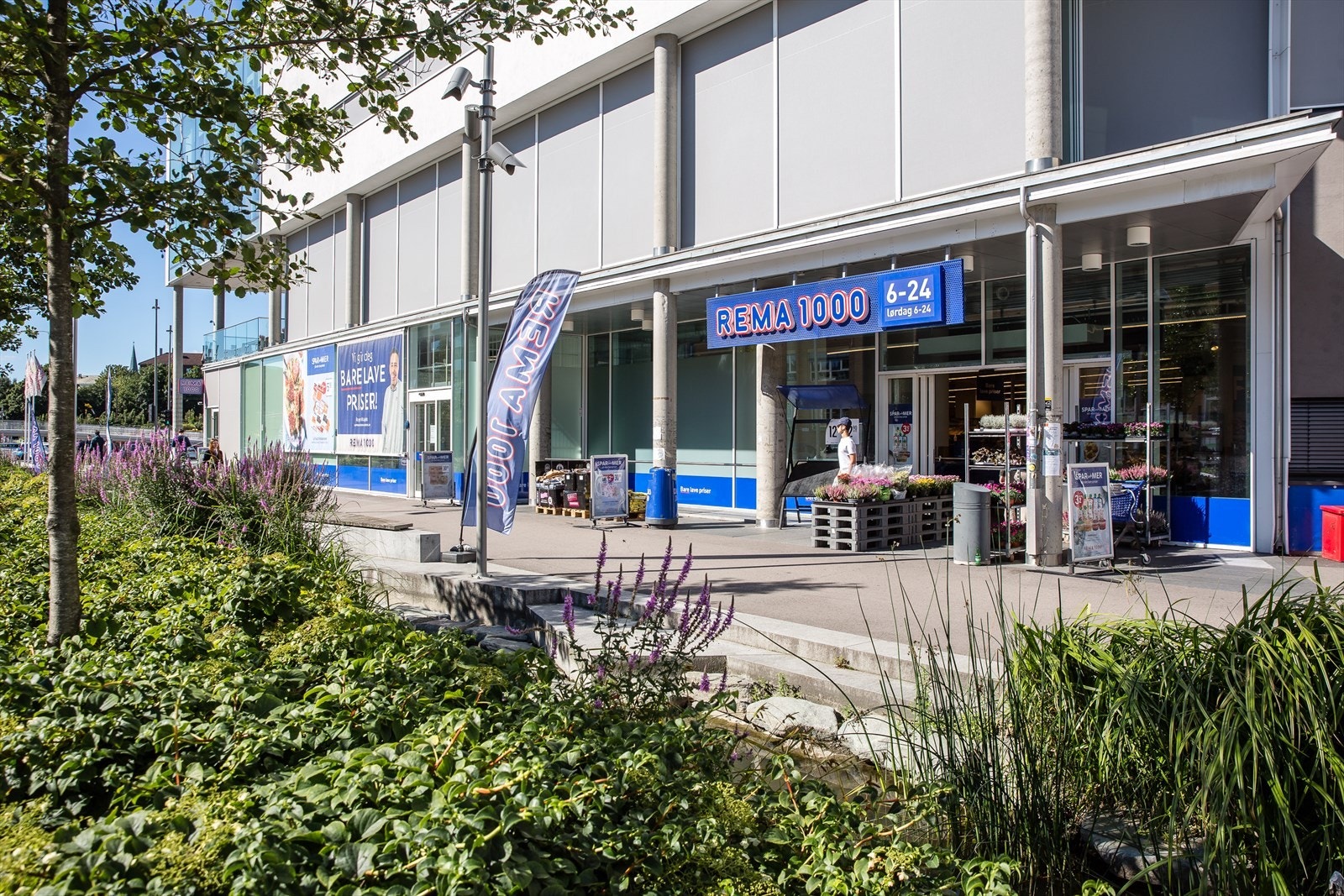 Dagligvarehandel finner du i umiddelbar nærhet langs Gladengveien Galleribilde