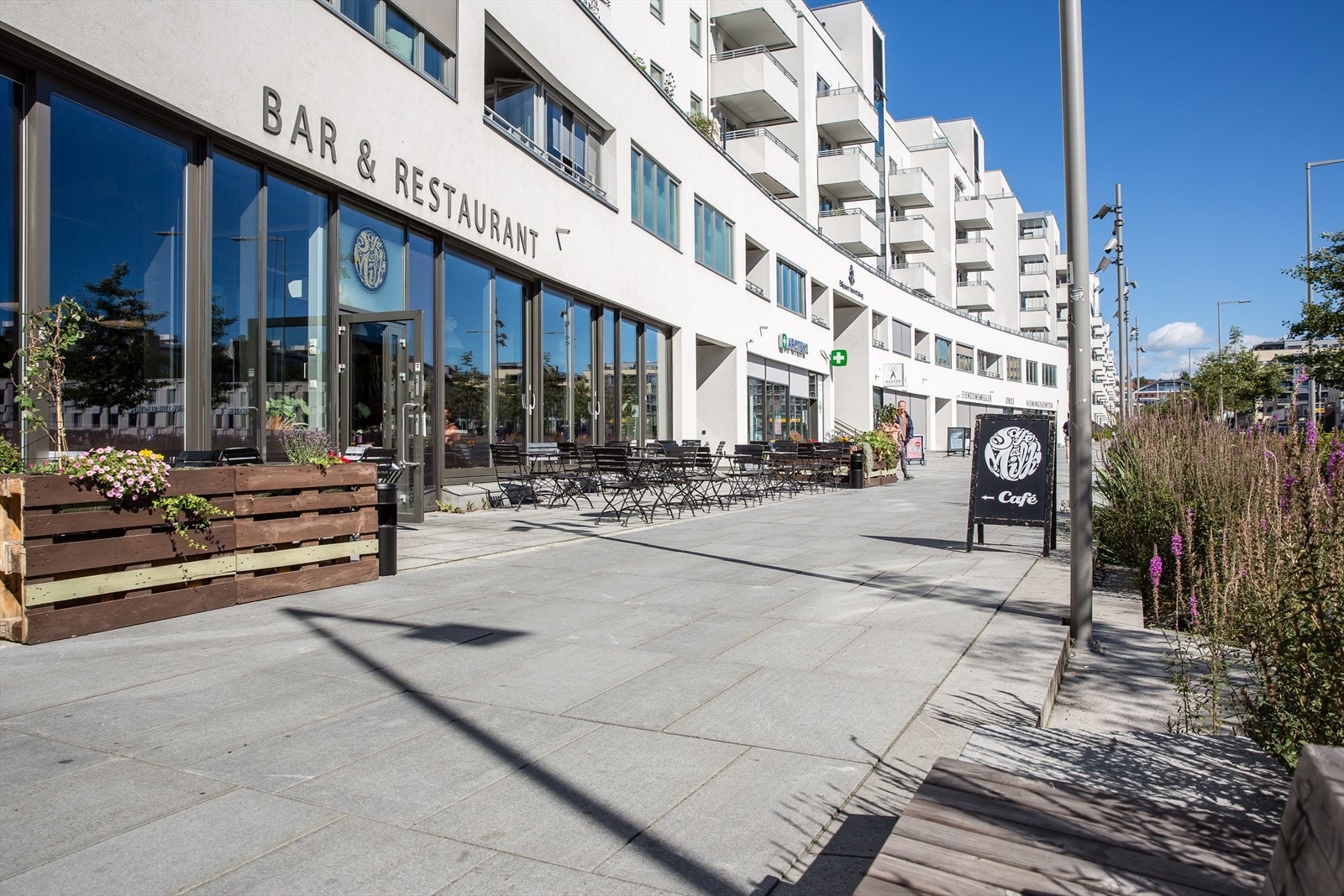 Godt variert servicetilbud som caféer og restauranter i umiddelbar nærhet Galleribilde