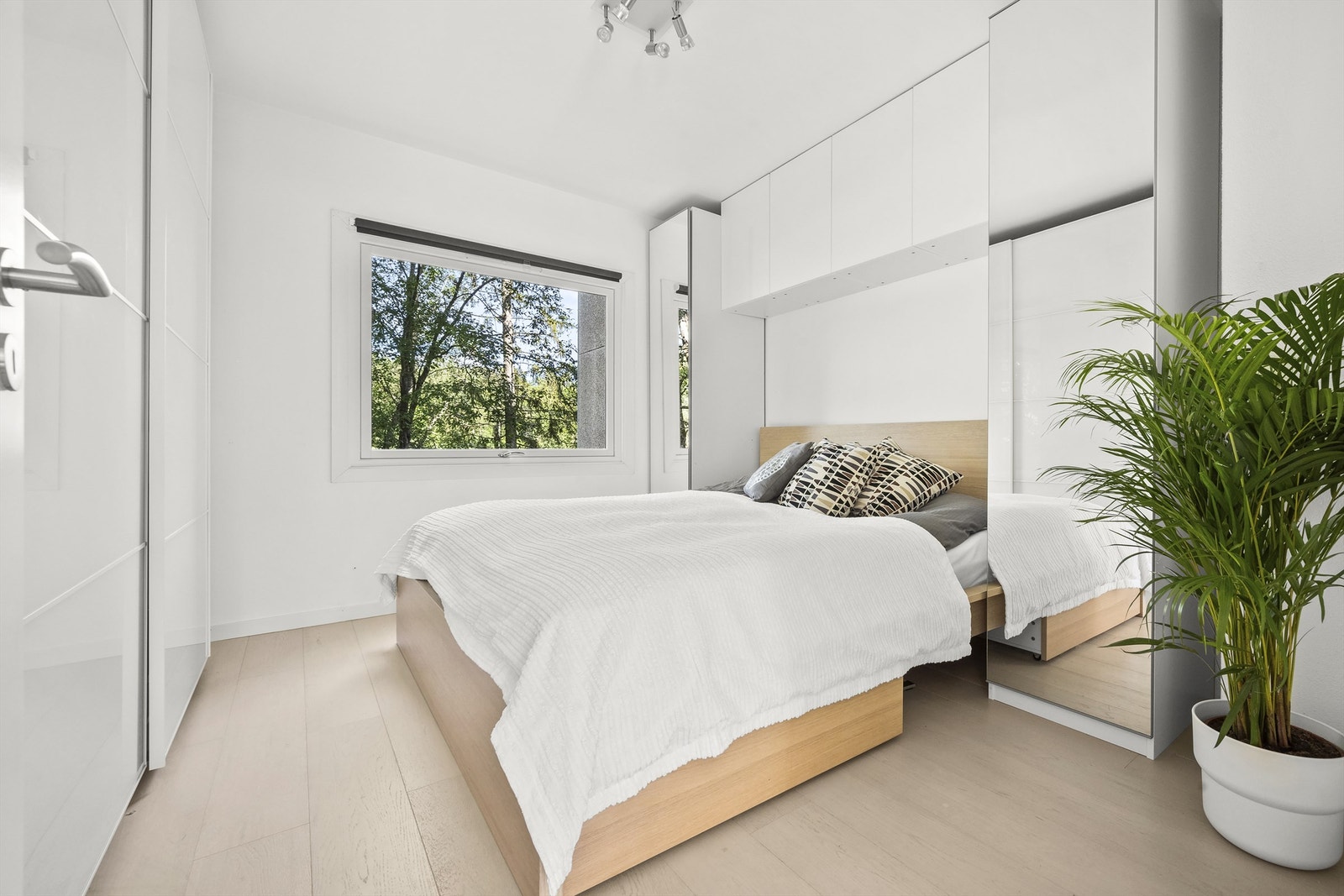 Soverom I har masse garderobeplass, rundt sengen og på motsatt side. Galleribilde