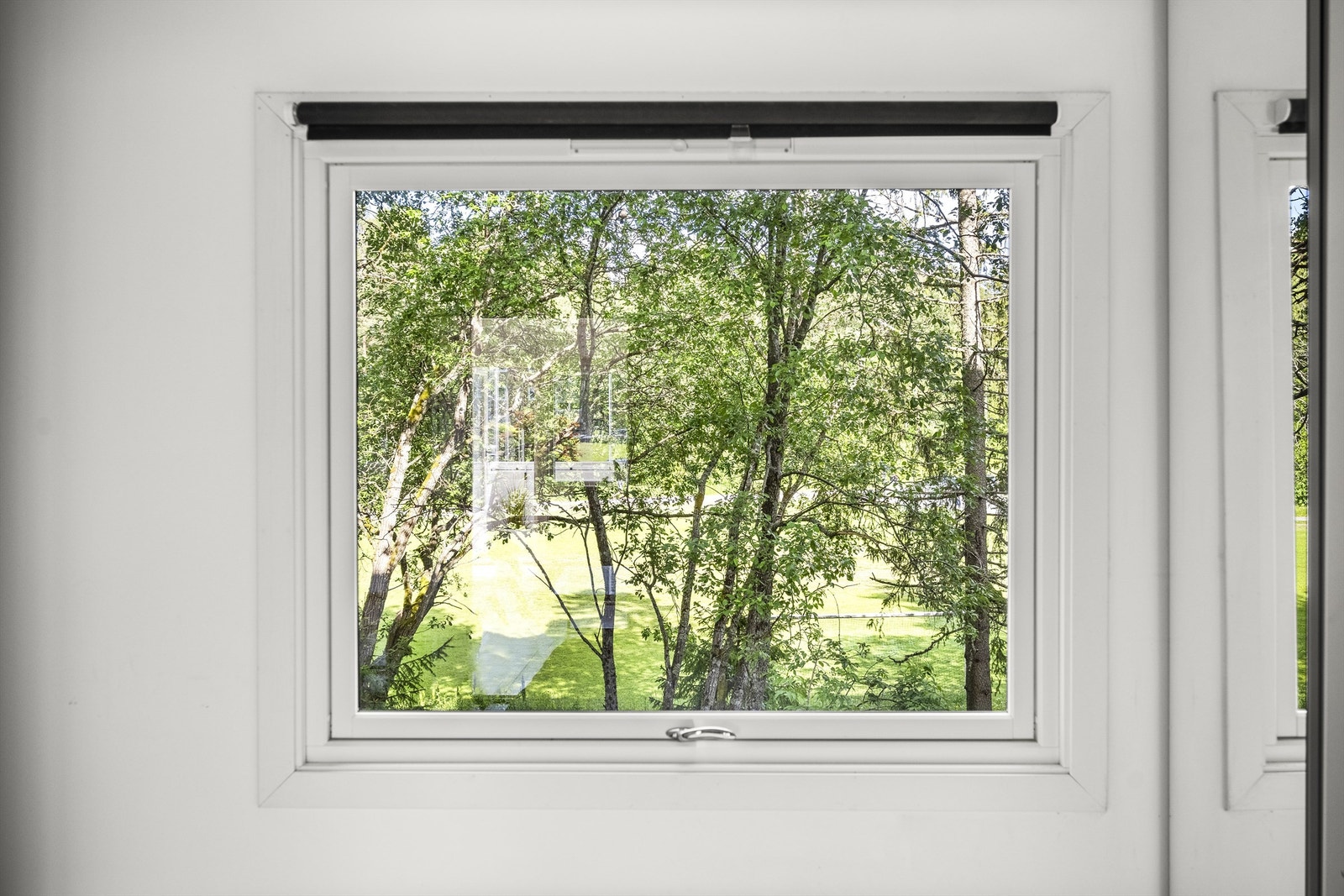 Begge soverommene vender ut mot marka, så her sover du godt og rolig med frisk luft. I sommerhalvåret vekker fuglesangen deg! Galleribilde