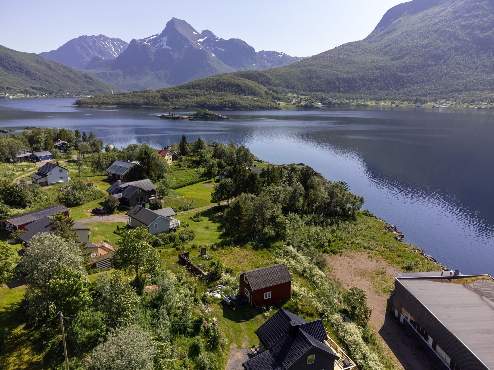 Tomten på 535 kvm har sjønær beliggenhet i naturskjønne omgivelser. Galleribilde