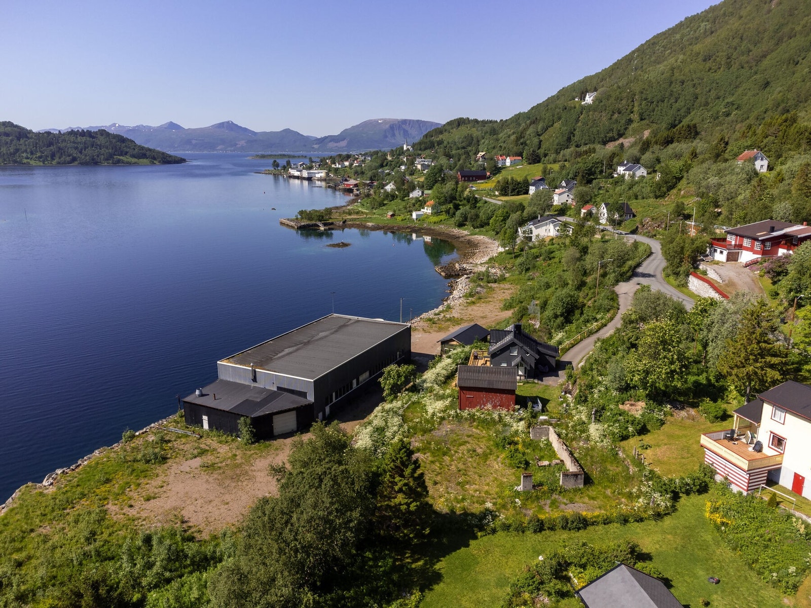 Bygda har bla. kafè/pub, bensinstasjon med Diner, golfbane, idrettslag, flere båthavner, samfunnshus og kaffebrenneri, for å nevne noe. Galleribilde