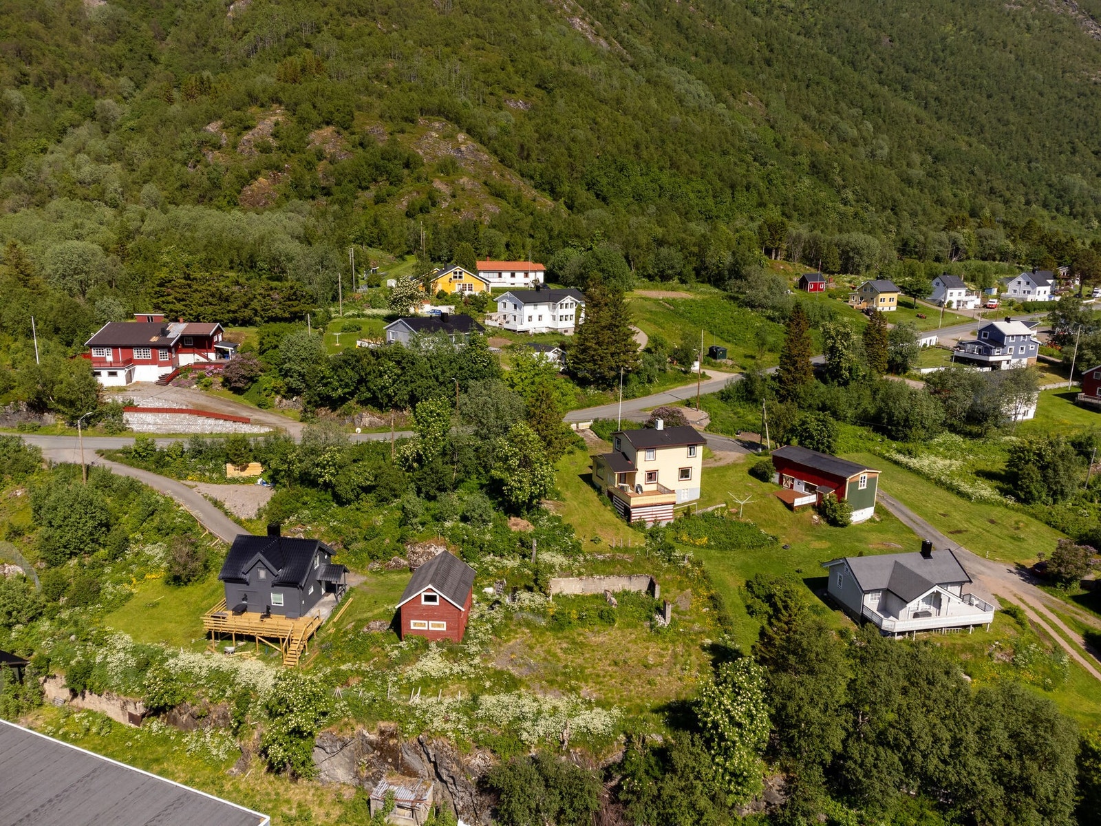 Det er ca. 12 km/15 minutter å kjøre til Sortland sentrum hvor du finner alt av sentrumsfasiliteter. Galleribilde