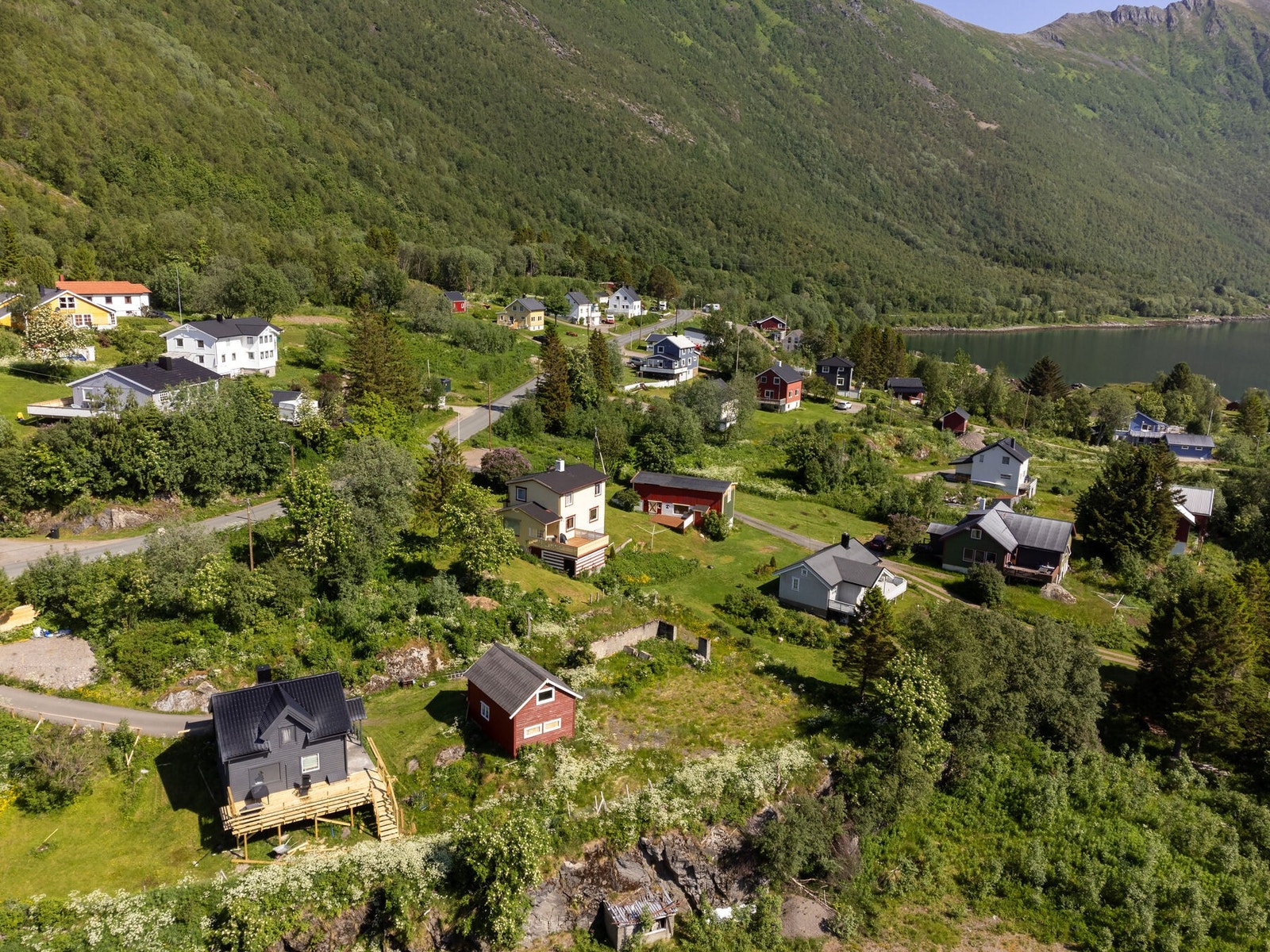 Tomten gir mulighet for å bygge bolig med sørvestvendt fasade med utsikt mot sjø og fjell, samt gode solforhold. Galleribilde