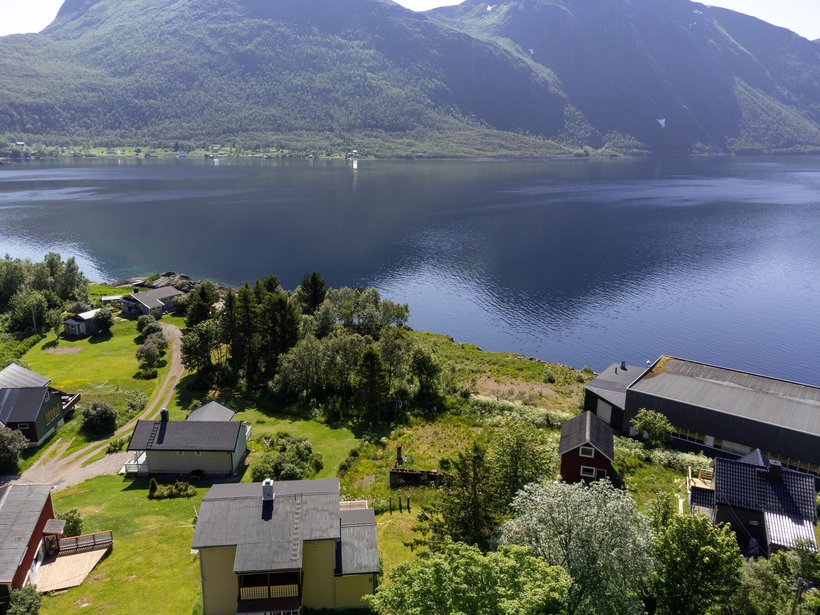 Her får du umiddelbar nærhet til flotte turområder langs fjæra og i mark og fjell. Det er også lysløype i Sigerfjord. Galleribilde