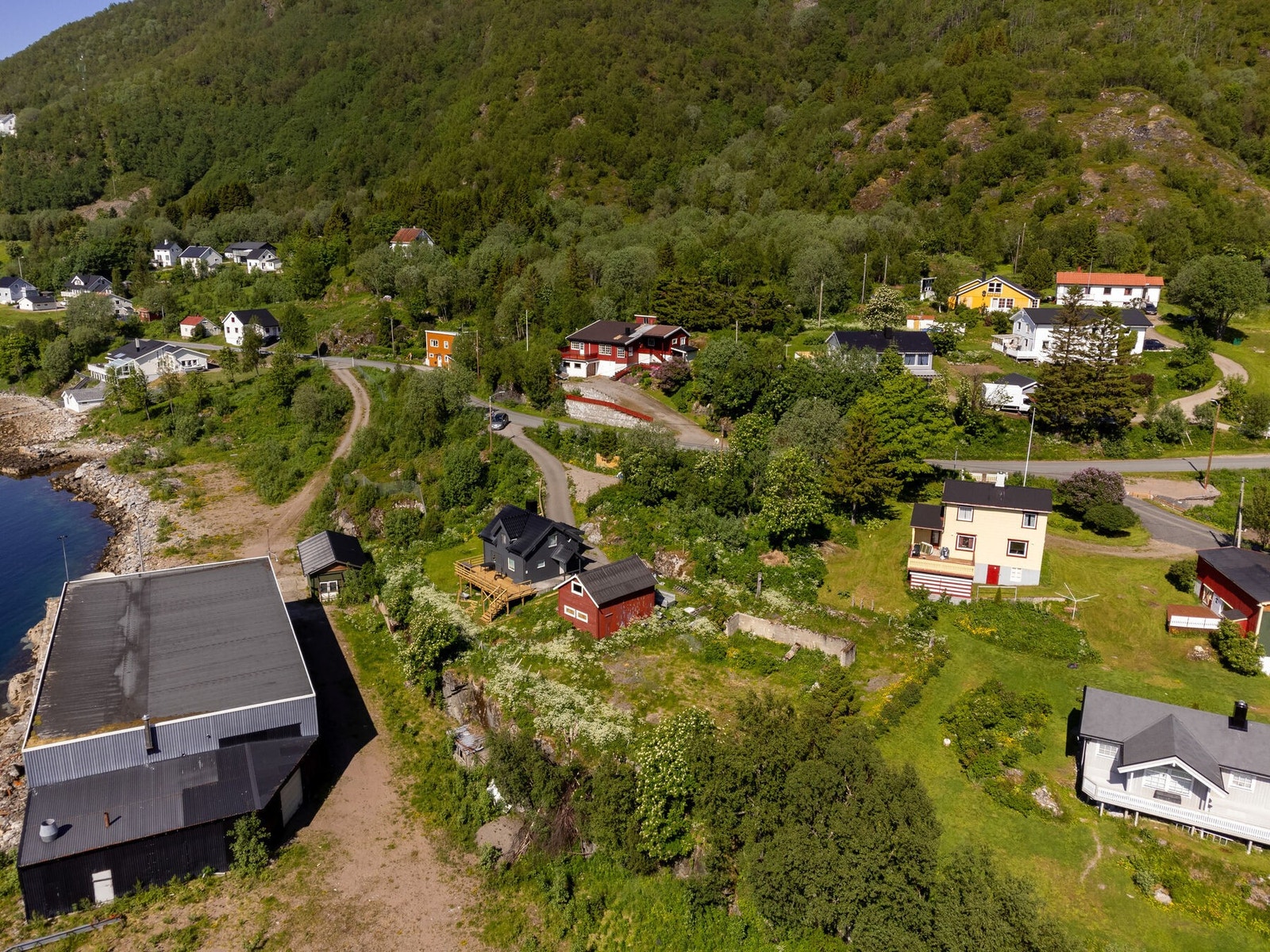 Fra eiendommen er det ca. 2,1 km til Sigerfjord barneskole og ca. 3,4 km til Sigerfjord barnehage. Nærmeste dagligvarebutikk er på Strand, ca. 8,5 km unna. Galleribilde