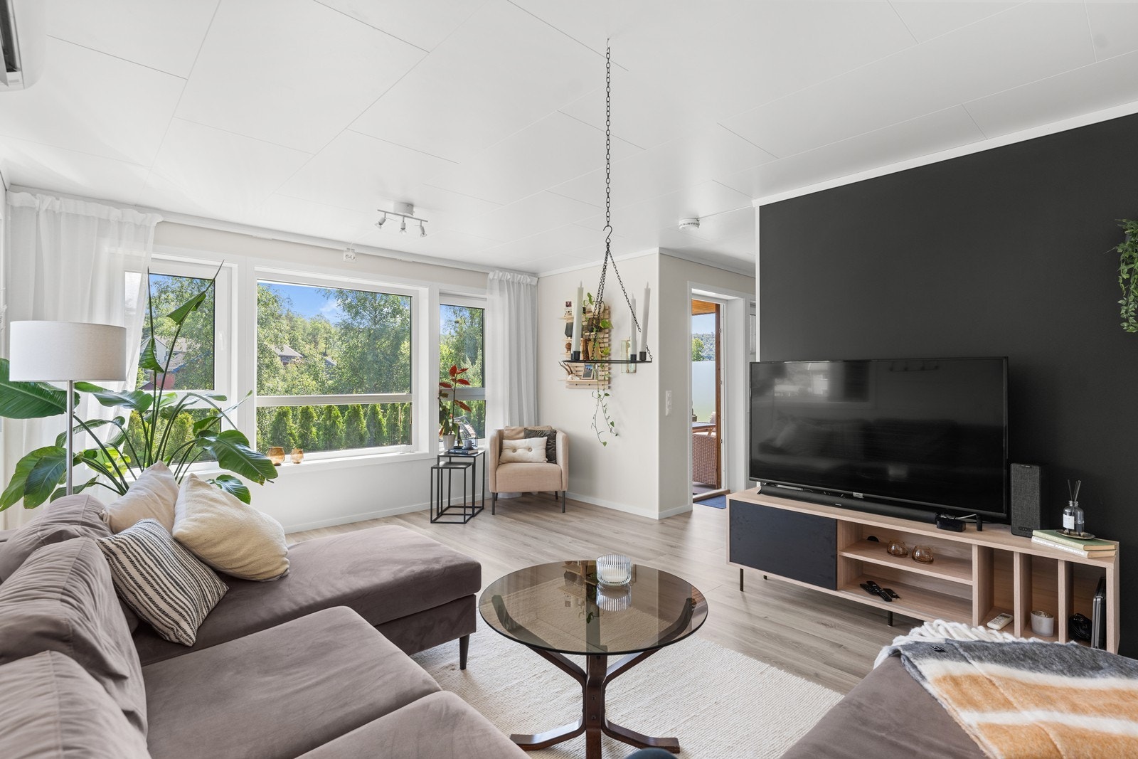 Store vindusflater som slipper inn mye naturlig lys i leiligheten. Galleribilde