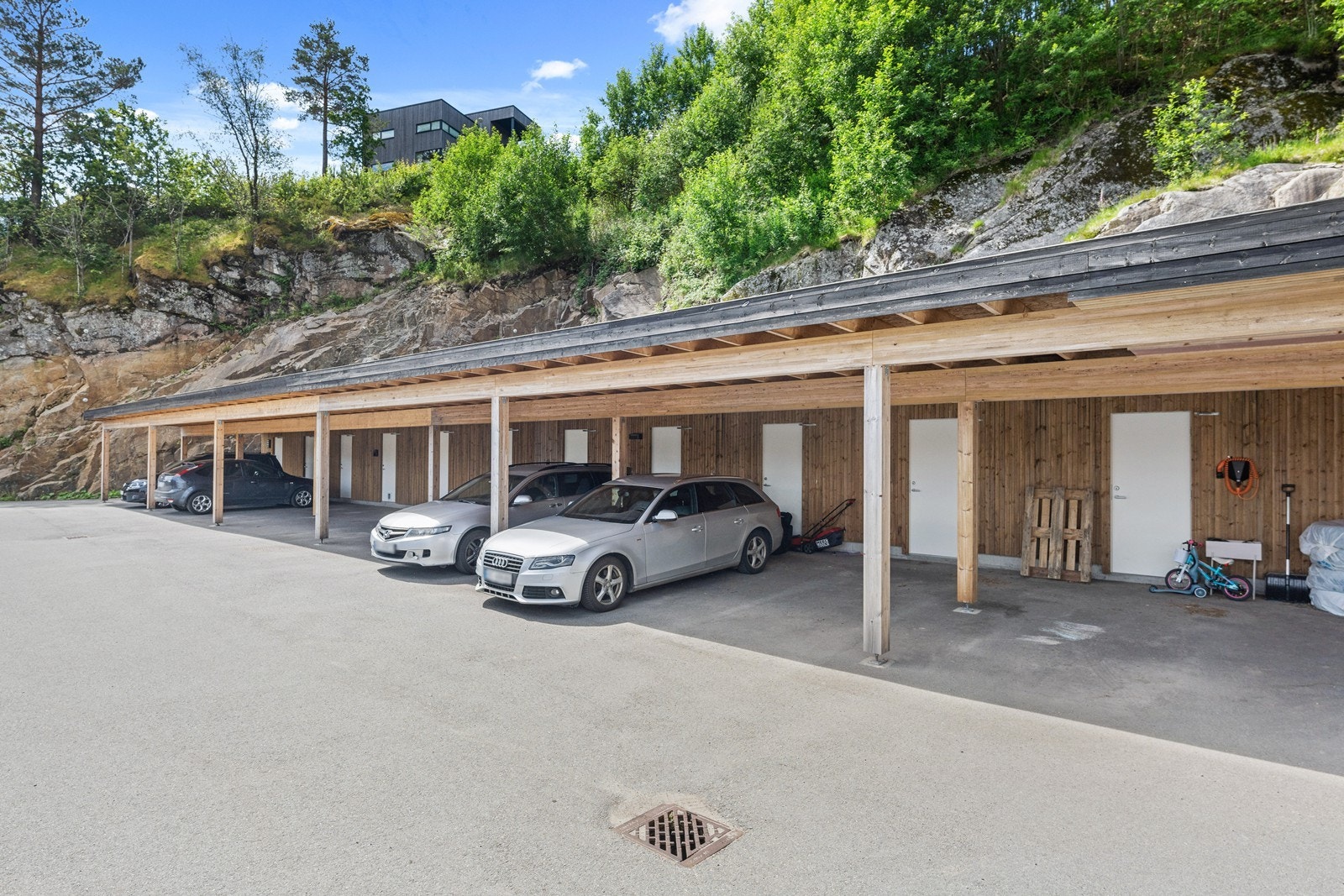 Carport. Biloppstillingsplass nr. 5 fra høyre på bildet. Galleribilde