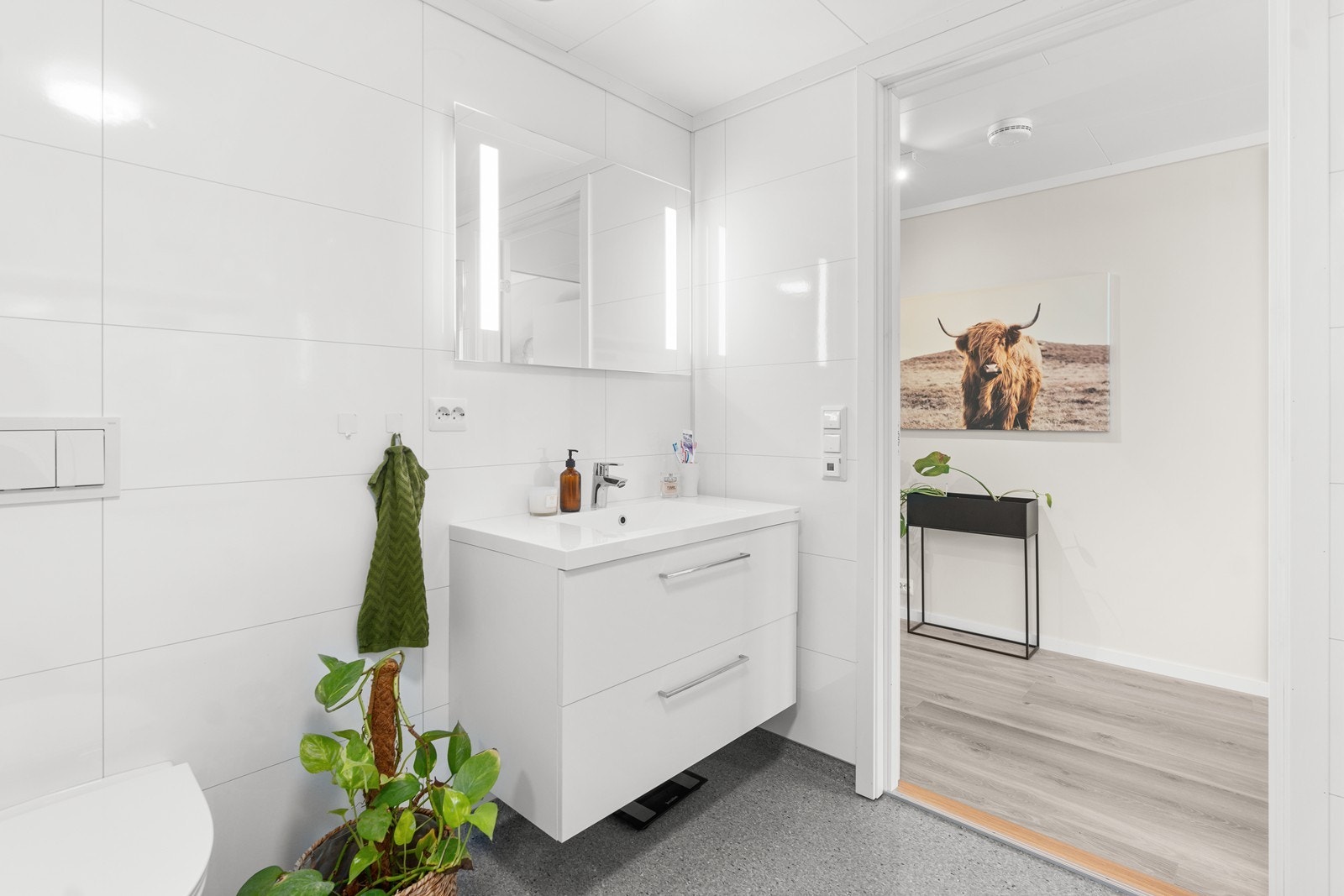 Bad med servant, wc og dusjkabinett Galleribilde