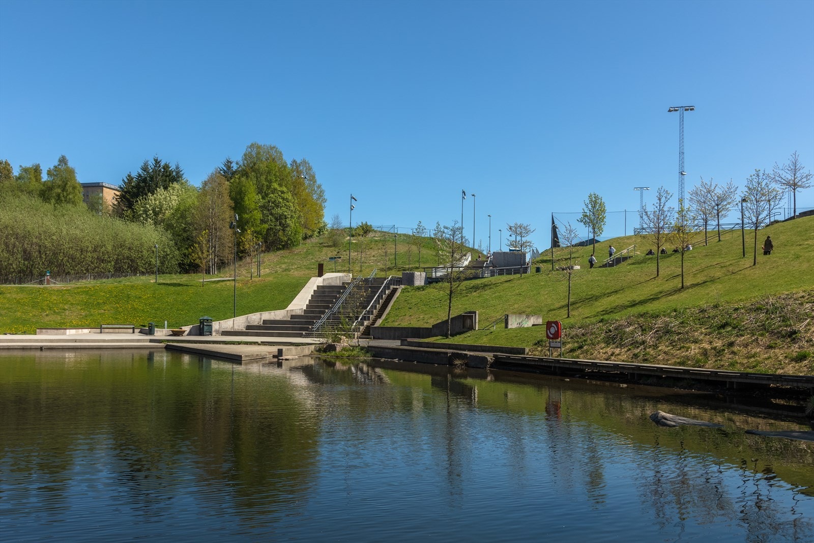 Grorudparken er et parkområde anlagt langs Alna på strekningen fra Grorud senter til Hølaløkka. Her kan man ta fine turer eller slappe av i naturen. Galleribilde