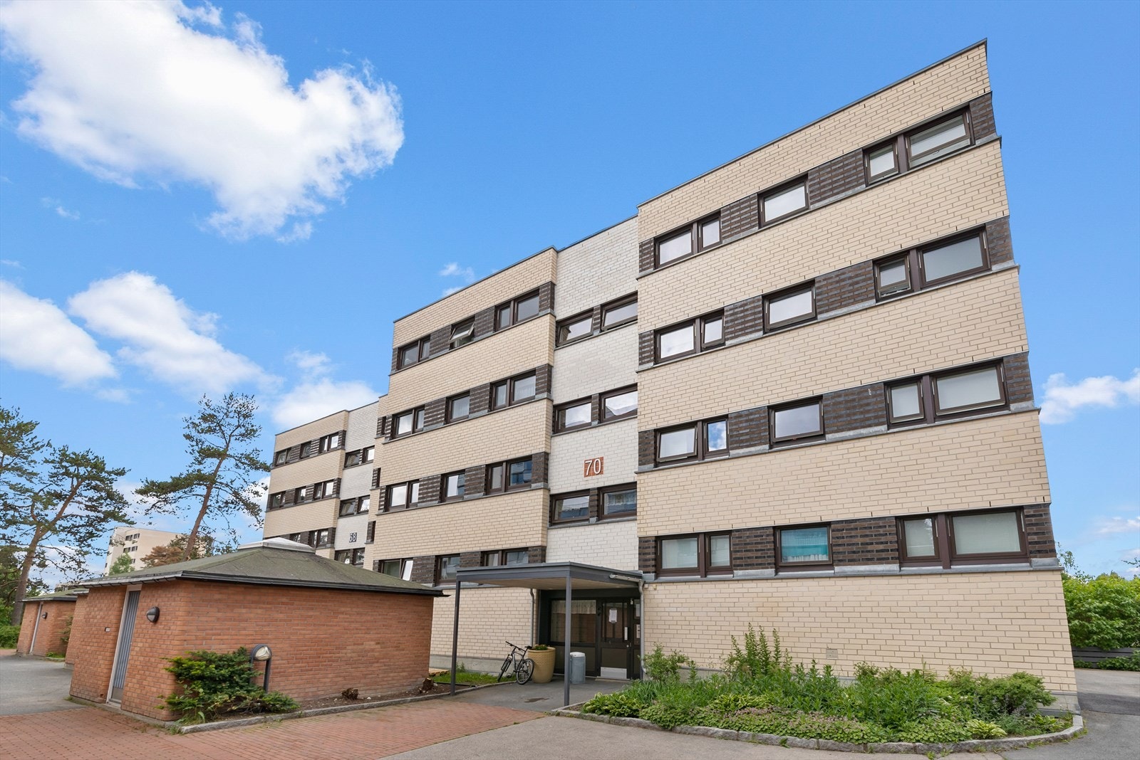 Fasade med inngangsparti. Boligen disponerer en utvendig bod, i tillegg til kjellerbod. Galleribilde