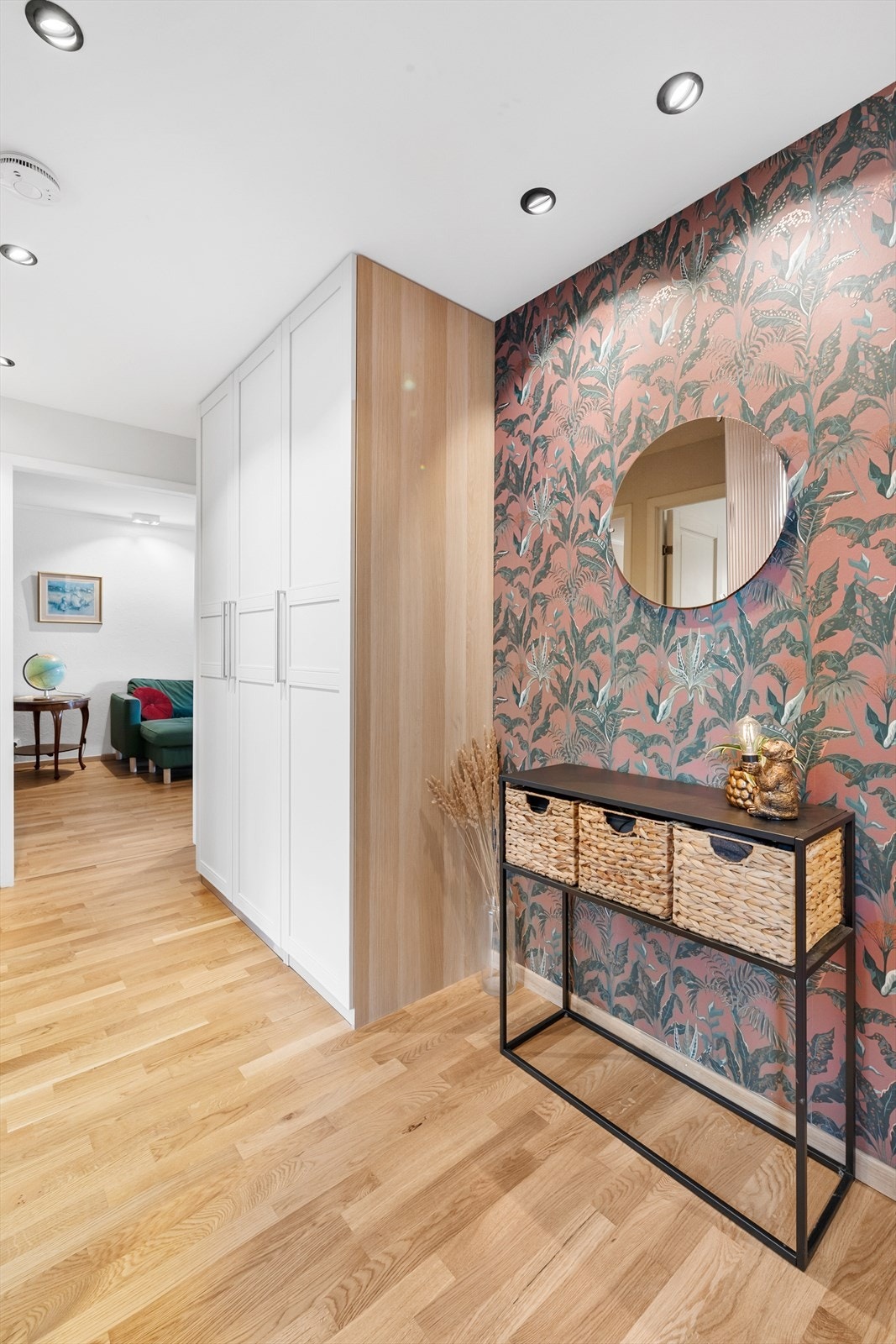 Det er i tillegg god plass til øvrig møblement etter eget ønske. Det er installert callinganlegg slik at du enkelt kan slippe dine gjester inn. Galleribilde