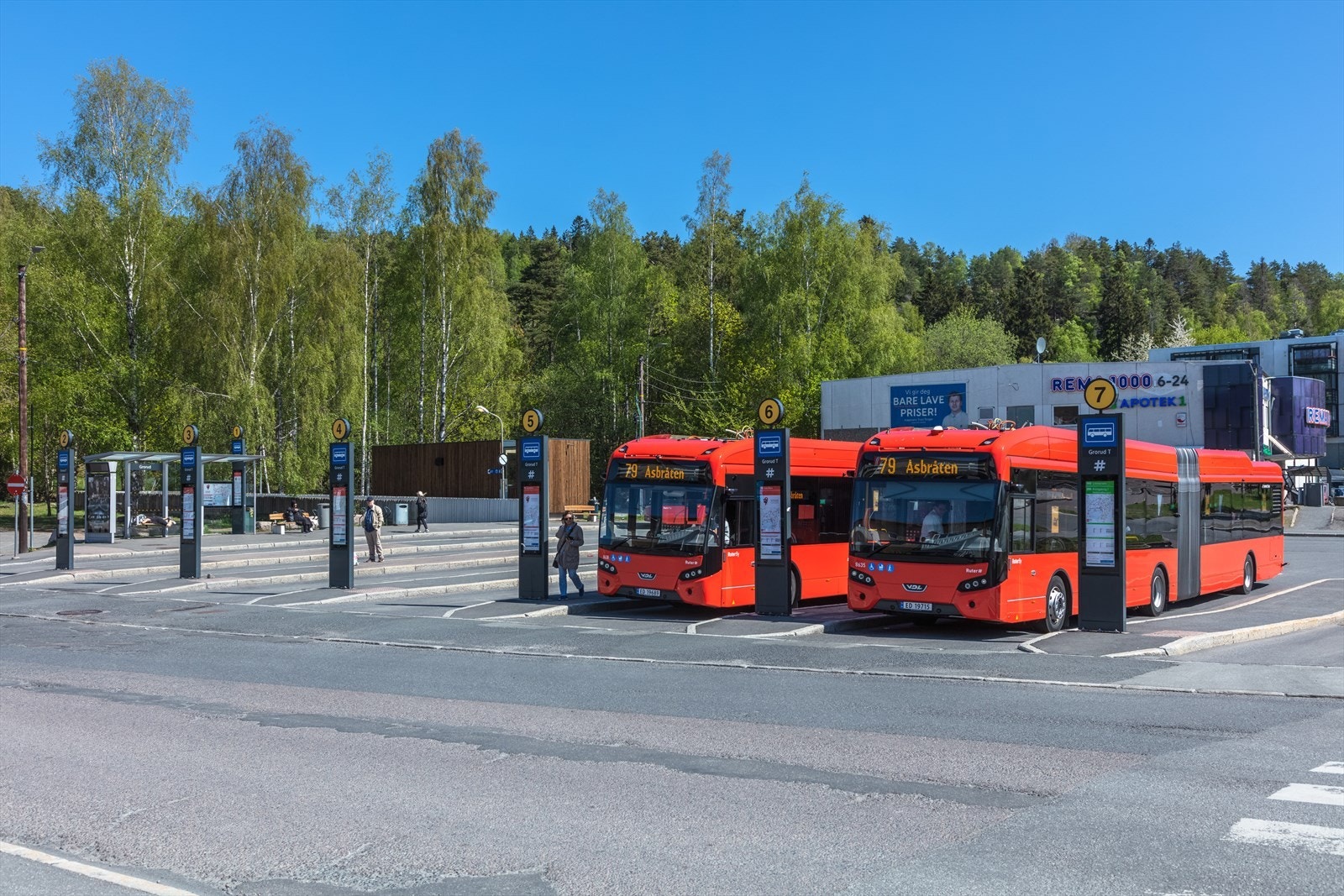 Grorud har gode T-bane og bussforbindelser, og fra Trondheimsvegen kan man ta Flybussen til Gardermoen. Galleribilde