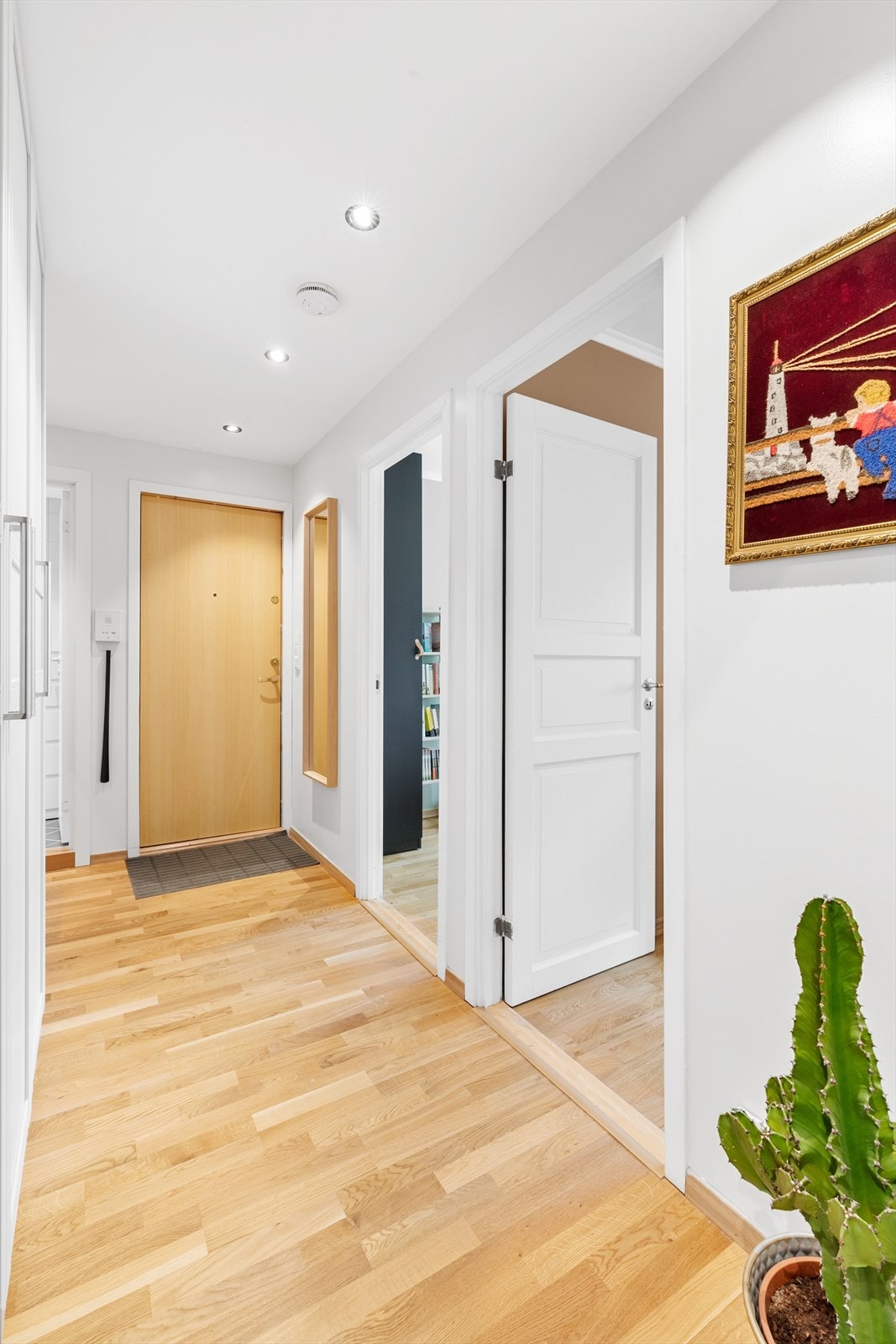 Innvendig møtes du av en romslig entré og gang, som gir en hyggelig velkomst inn i boligen. Her har du god plass til oppbevaring i form av garderobeskap, som vil følge med. Galleribilde