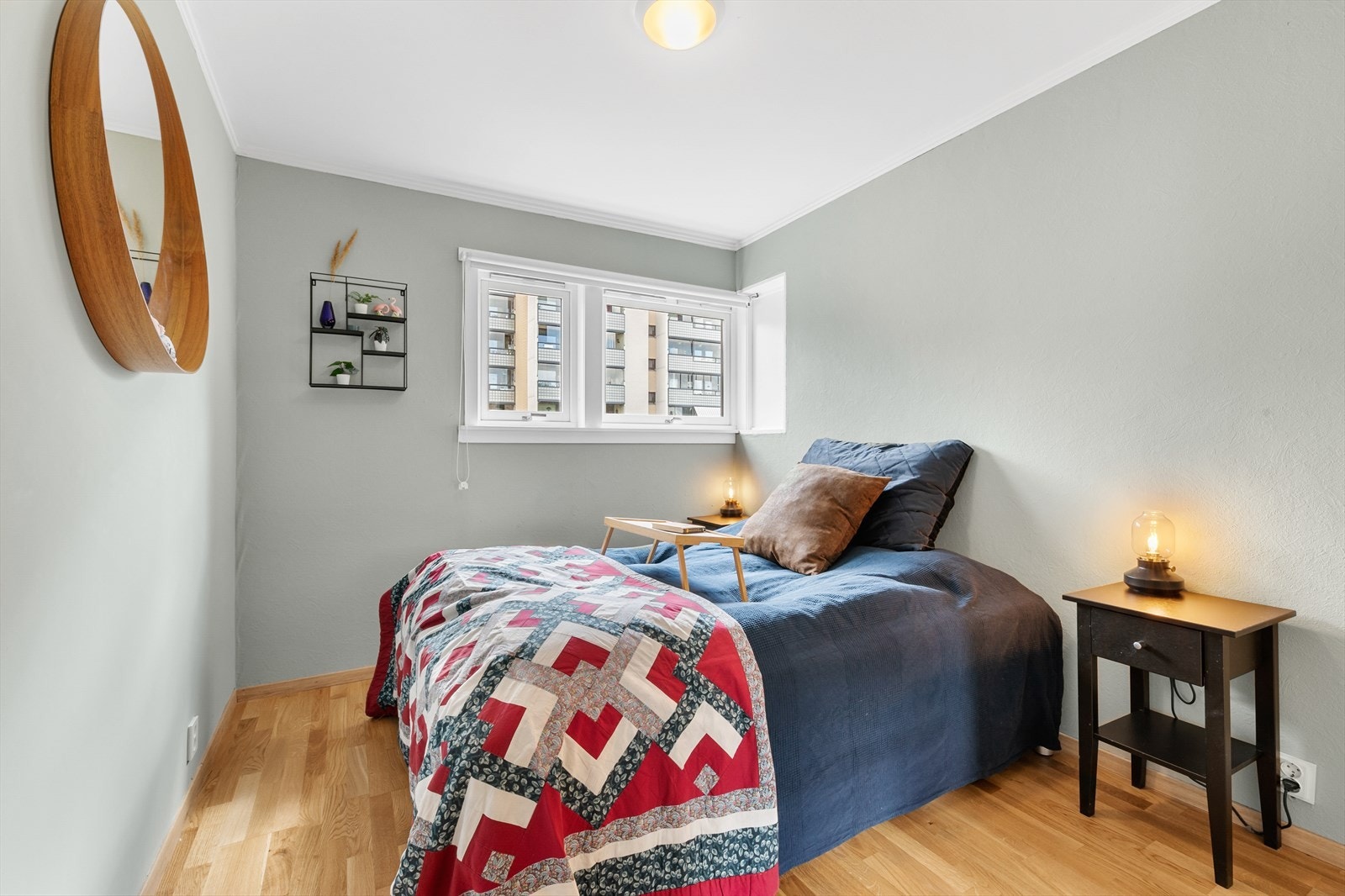 Hyggelig hovedsoverom med plass til dobbeltseng og nattbord. Galleribilde