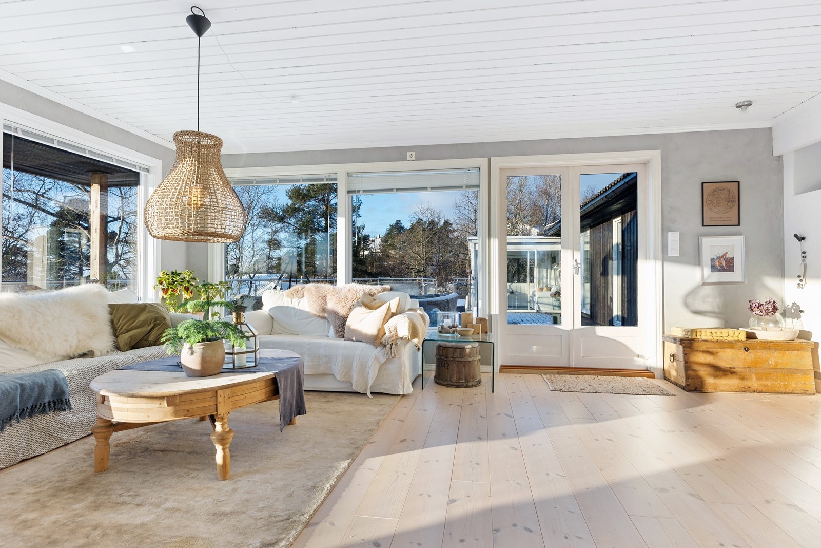Det er utgang til terrassen både fra stuen og hovedsoverommet. Hagestuen skimtes i bakgrunnen. Galleribilde