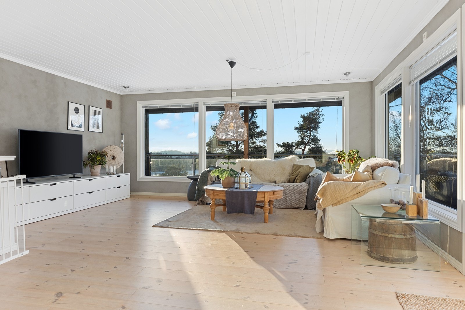 Stor, lys og herlig stue med flott utsyn. God plass til hele familieselskapet. Galleribilde