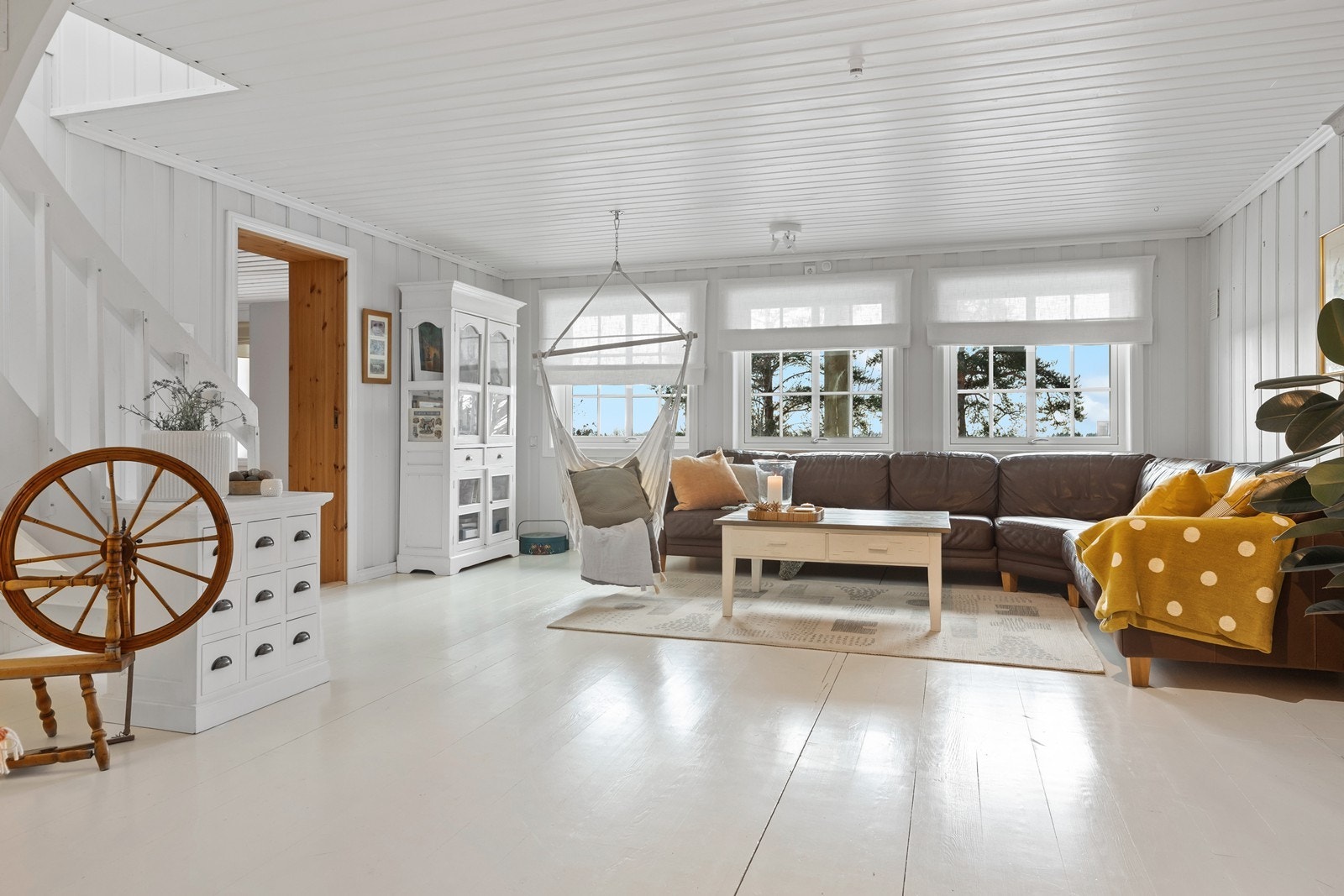 Stor og koselig kjellerstue med peis. Galleribilde