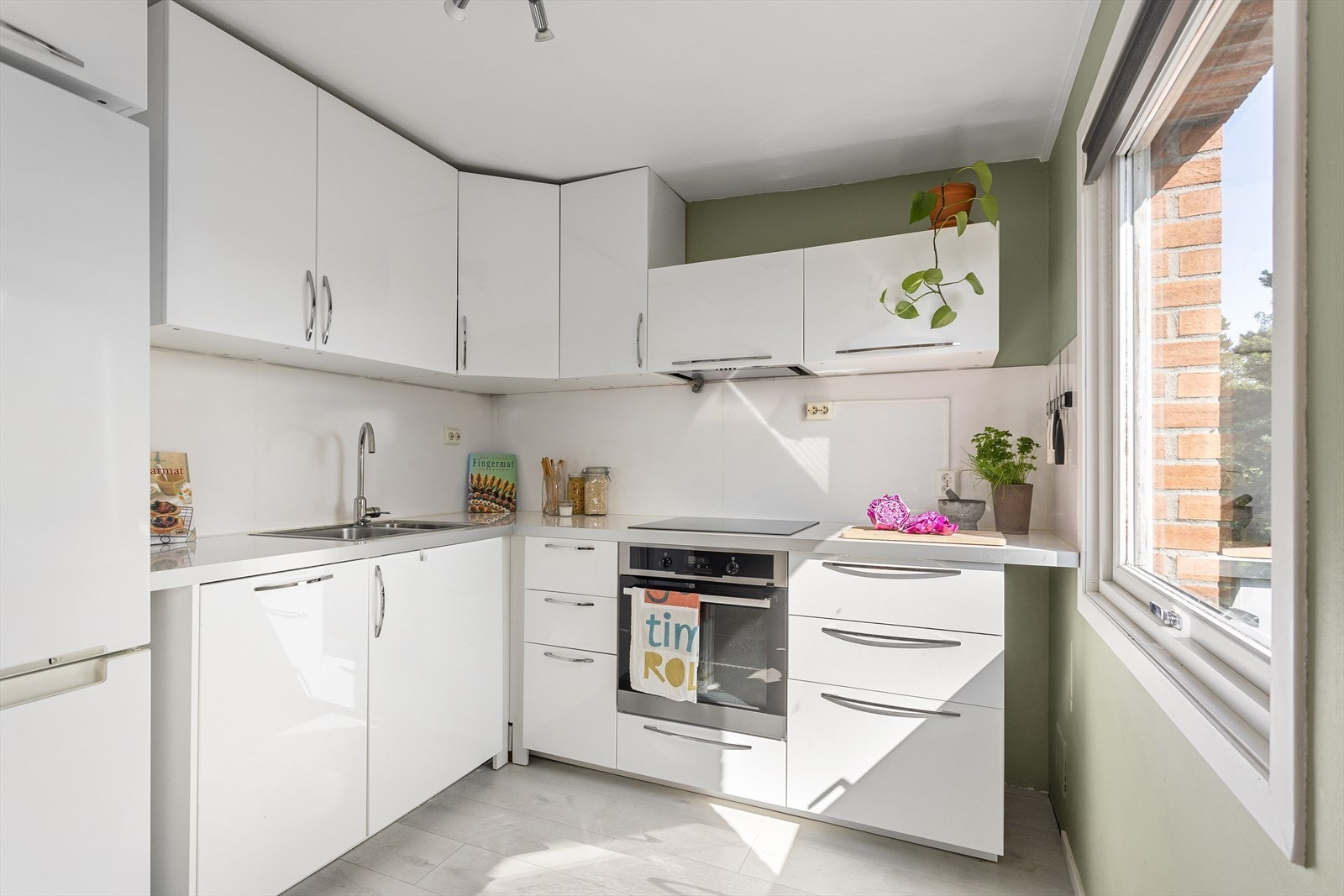 Her er det rikelig med både skap og benkeplass Galleribilde