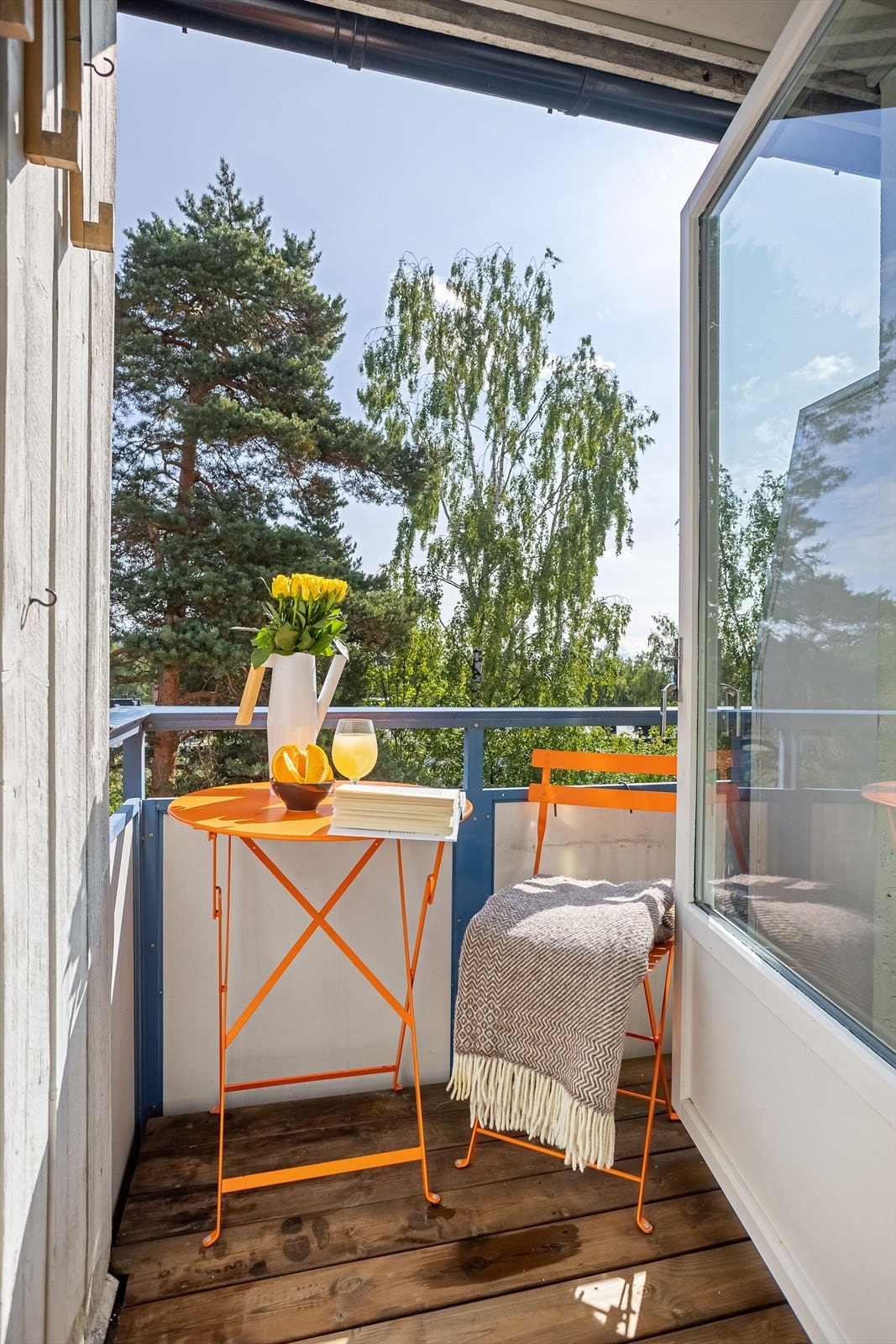 Selv om balkongen ikke er den største, så gjør den jobben med plass til 2 personer, eller len deg tilbake og slapp av i solveggen Galleribilde