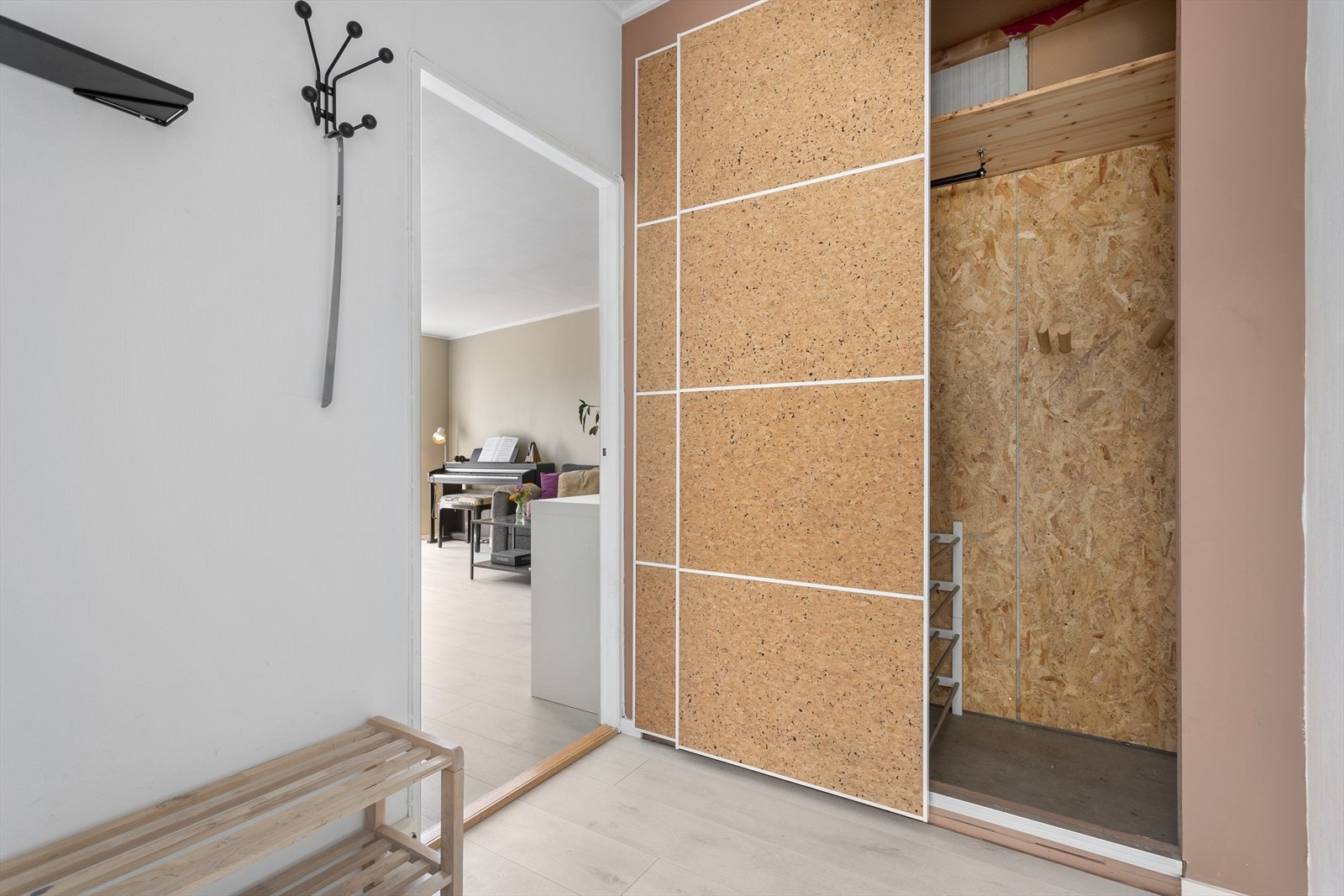 i entreen er det rikelig med oppbevaring både i skap og plassen utenfor Galleribilde