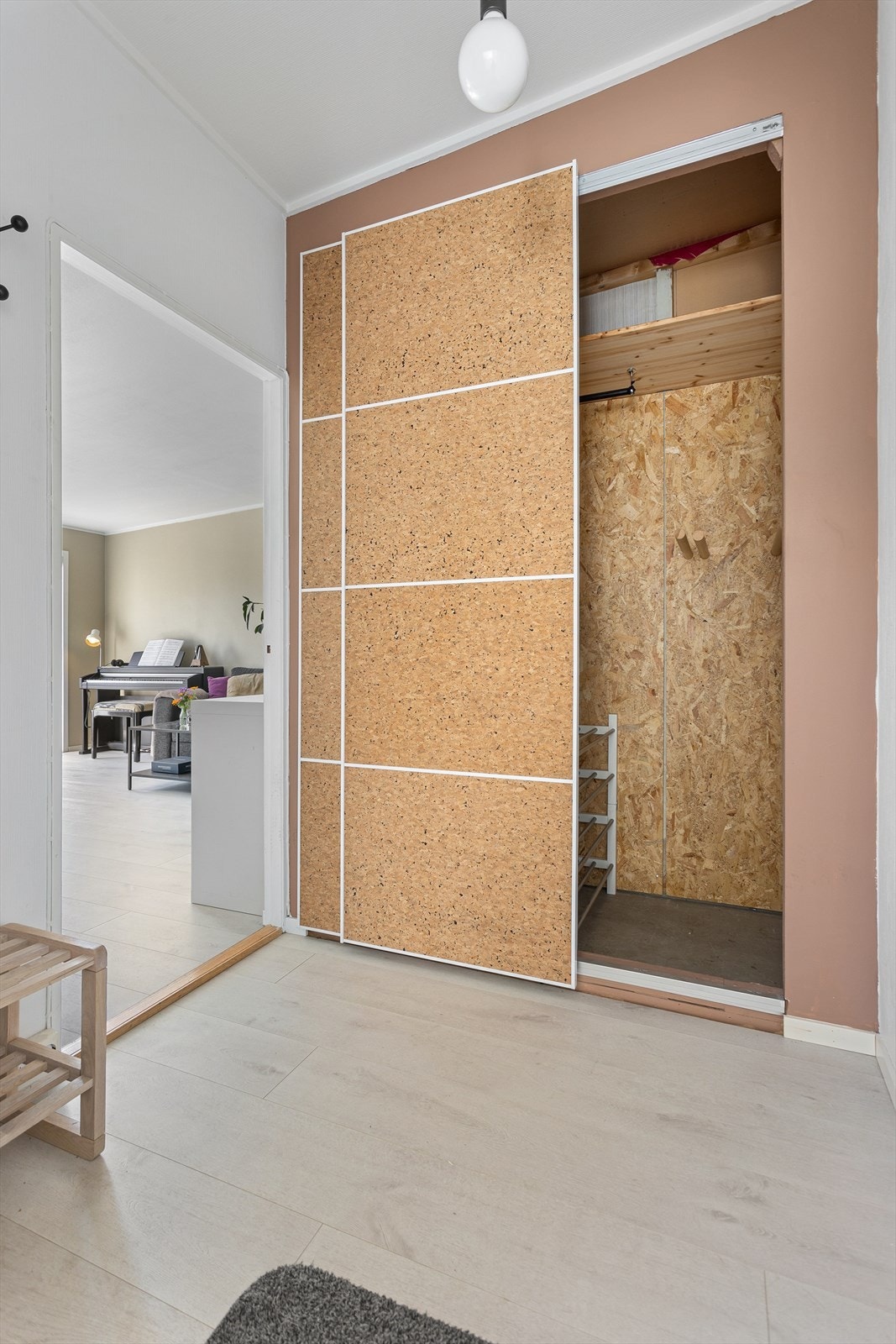 Inne i skapet er det laget laget plass til ski og utstyr i tillegg til klær Galleribilde