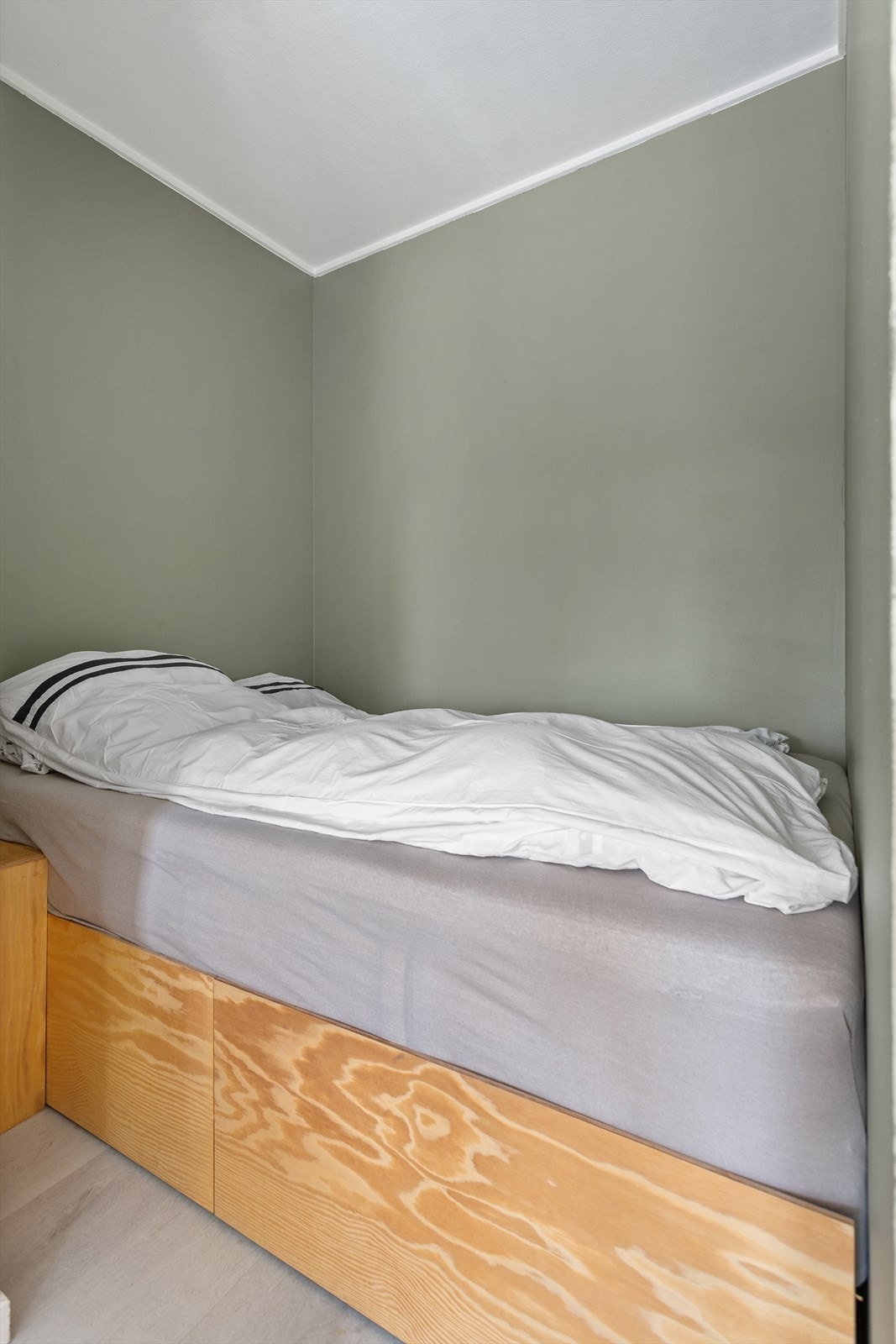 Her er det laget en seng med oppbevaringsplass under i skuffer Galleribilde