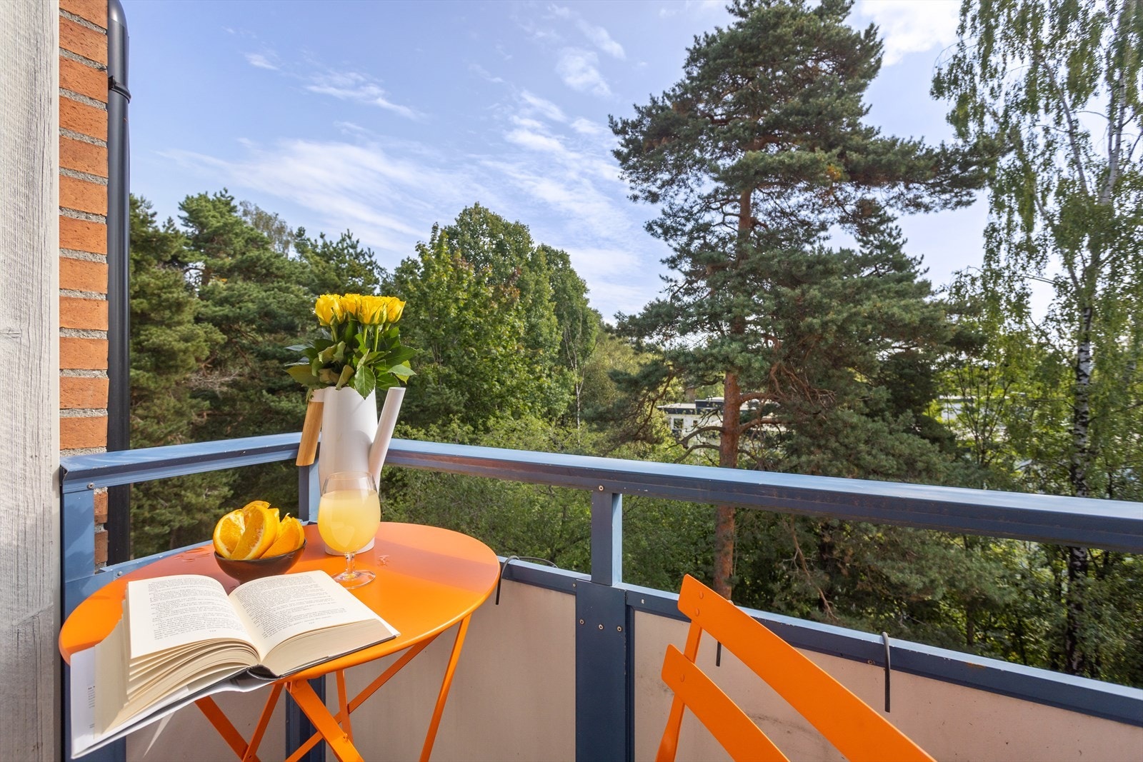 Koselig balkong vendt mot et grønt belte, helt uten innsyn Galleribilde