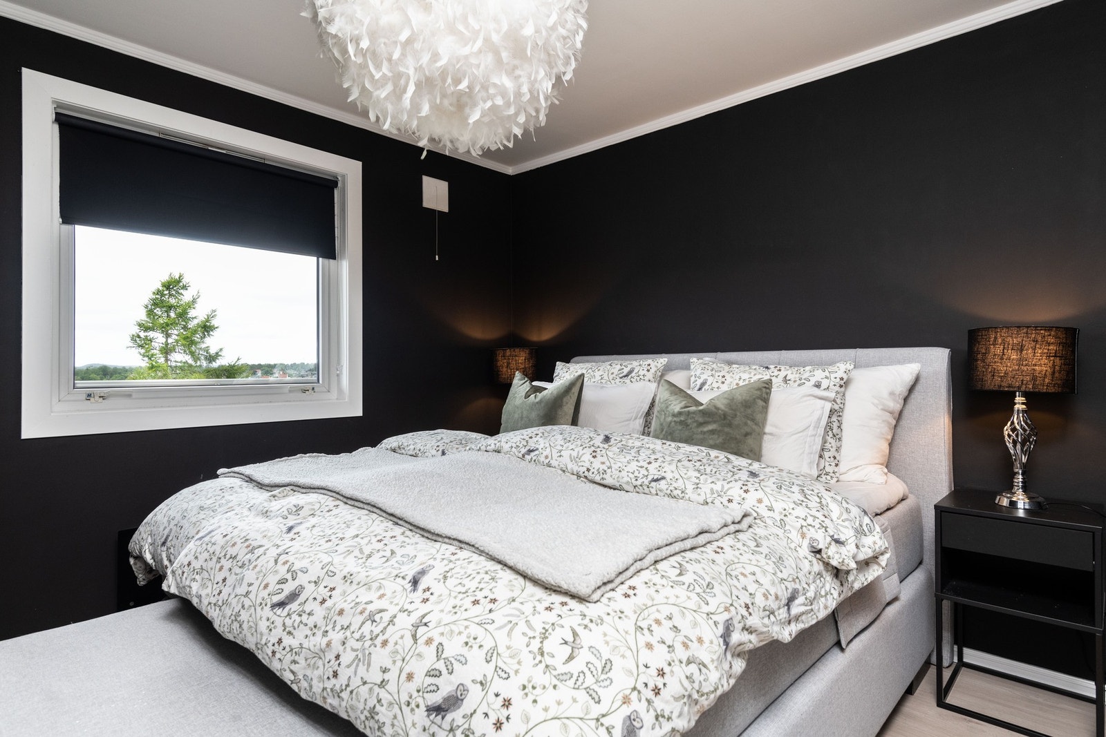 Romslig og elegant soverom Galleribilde