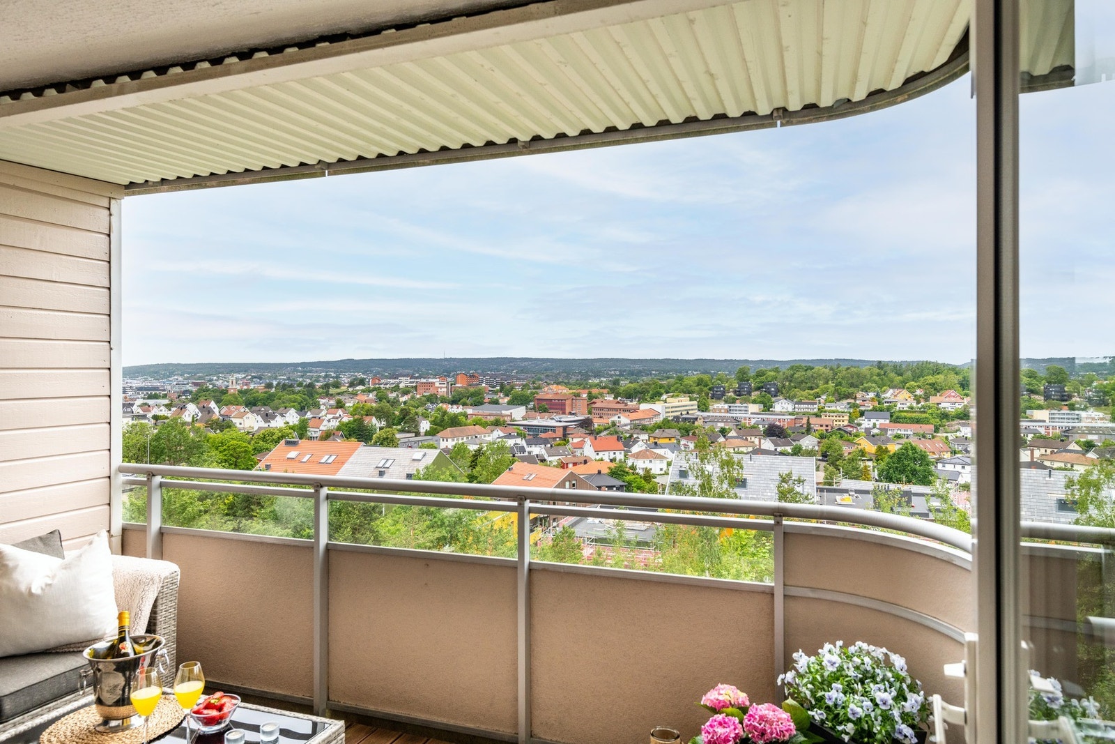 Fra balkongen får du god kontakt med omgivelsene og flott utsikt over Fredrikstad sentrum Galleribilde