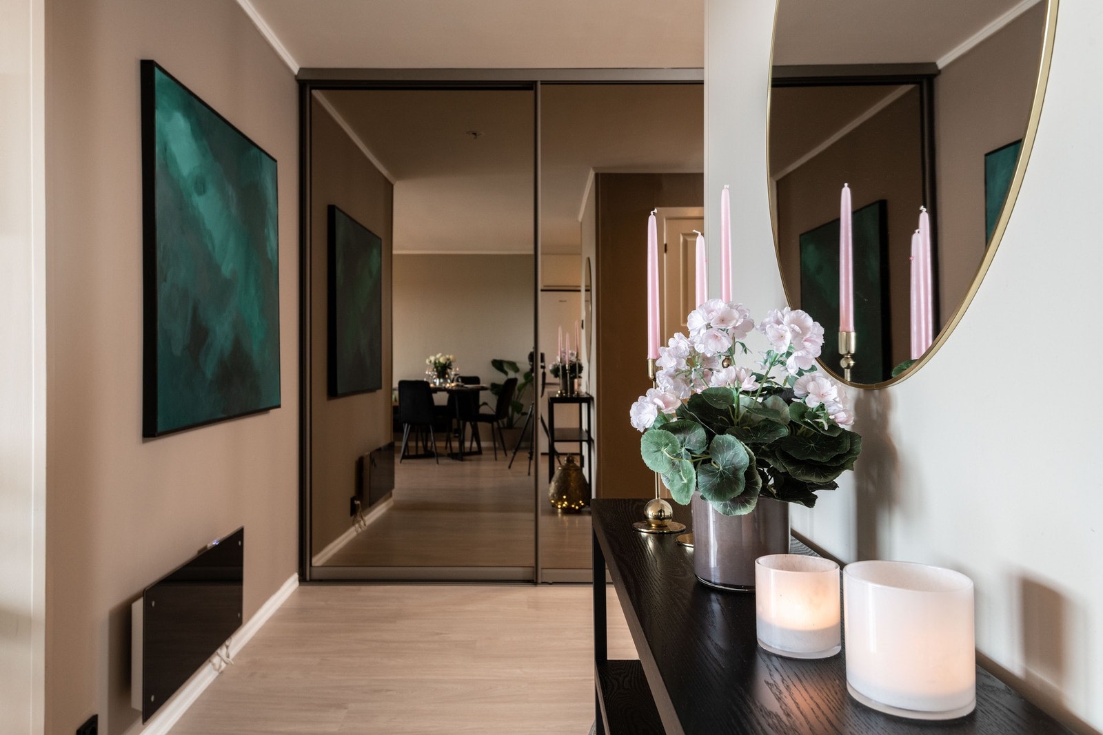 Entre med heldekkende skyvedørsgarderobe Galleribilde
