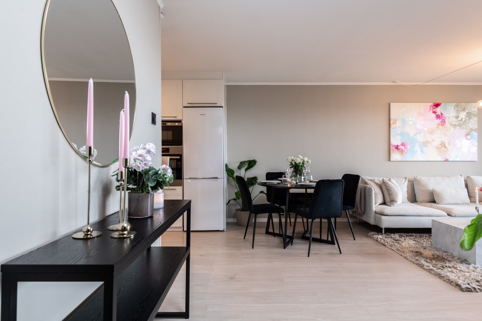 Leiligheten er renovert i nyere tid, med blandt annet nye overflater, bad og fornyet kjøkken. Galleribilde