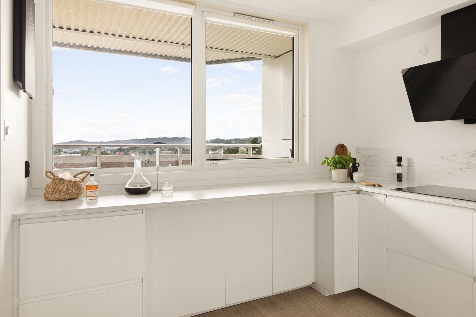 De store vindusflatene er gjennomgående, også på kjøkkenet. Galleribilde