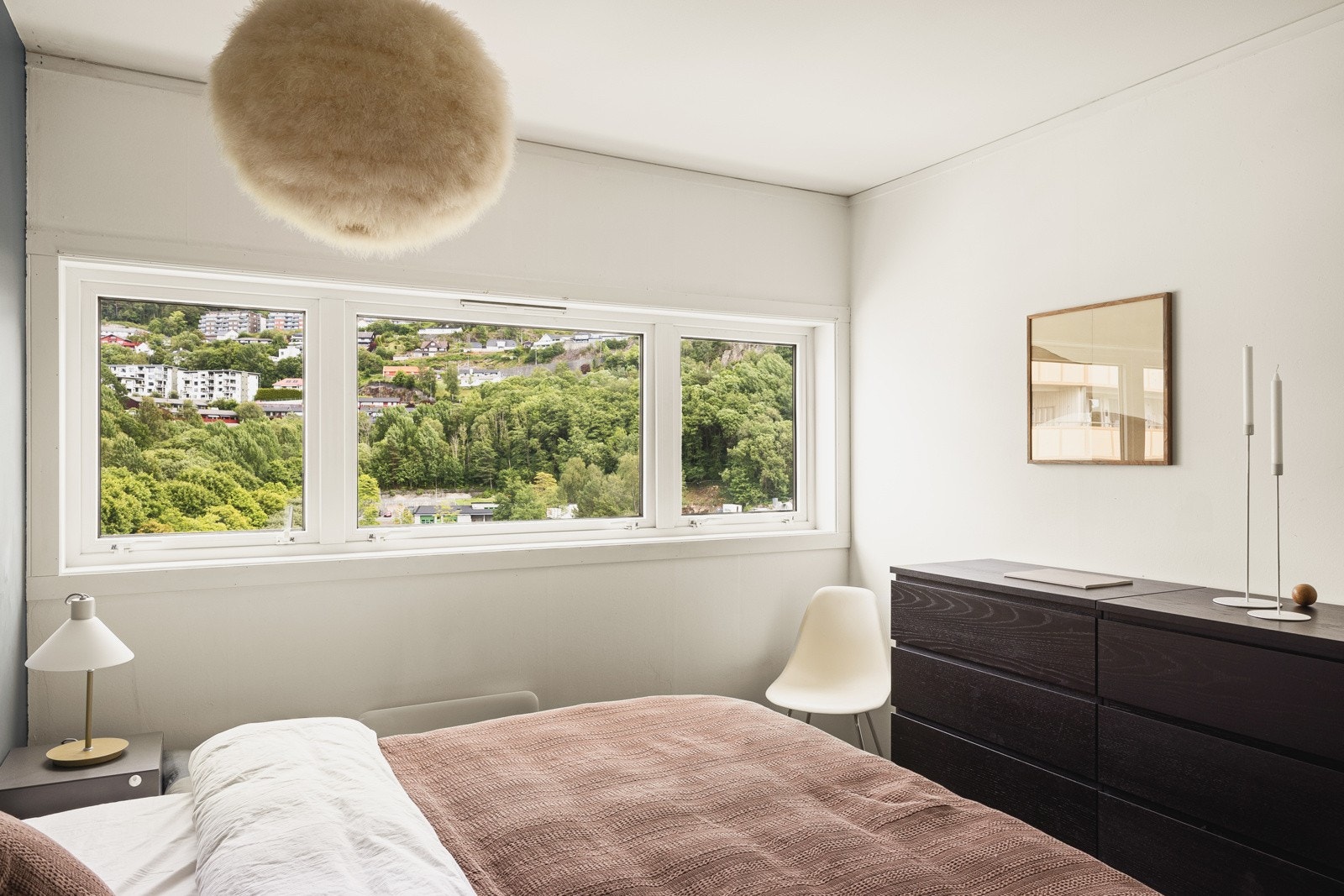 Størrelsen på rommet er 13,4 kvm. Noe som gir god plass til dobbeltseng og tilhørende nattbord. Galleribilde