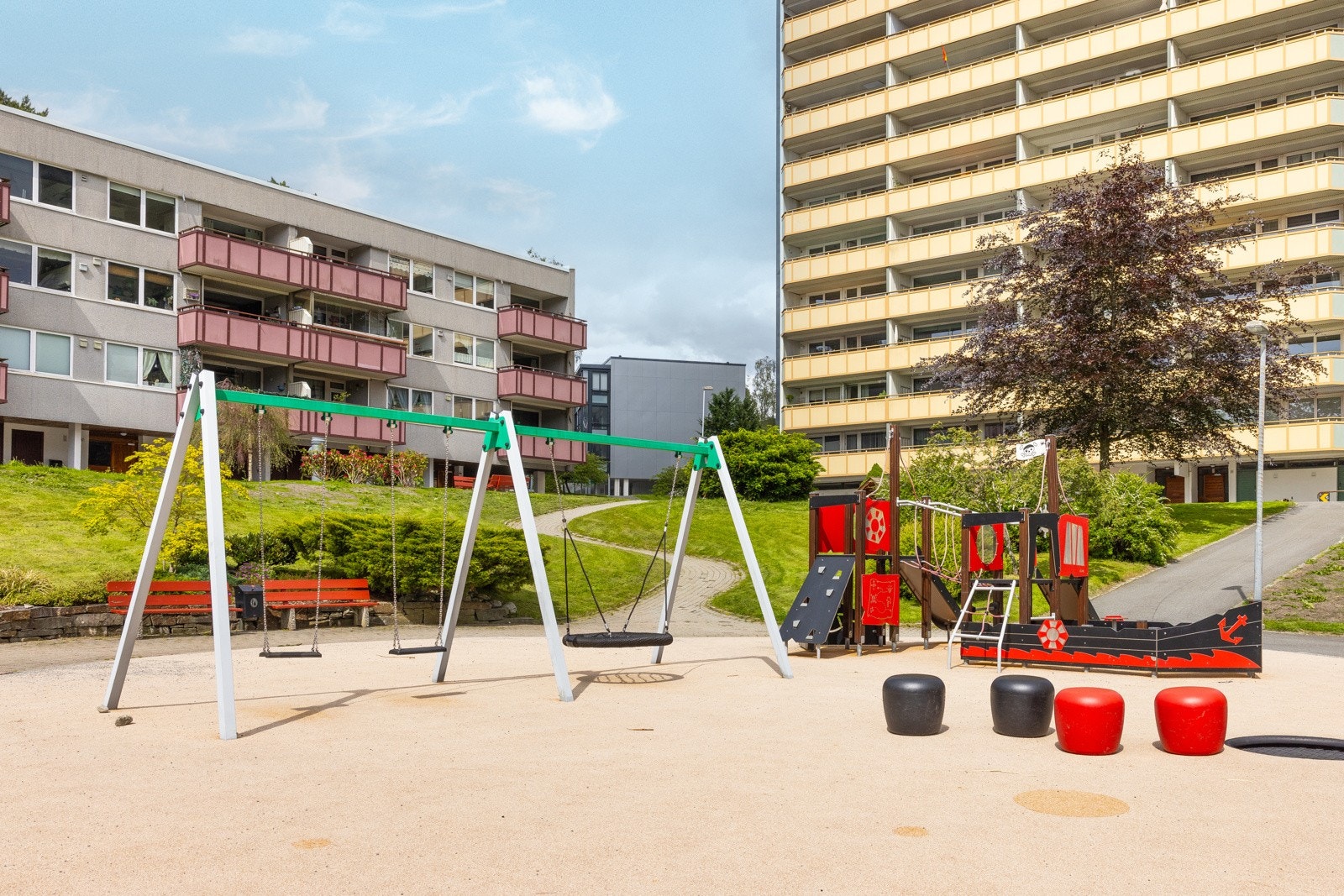 Borrettslaget har flere flotte uteområder og lekeplass.. Galleribilde