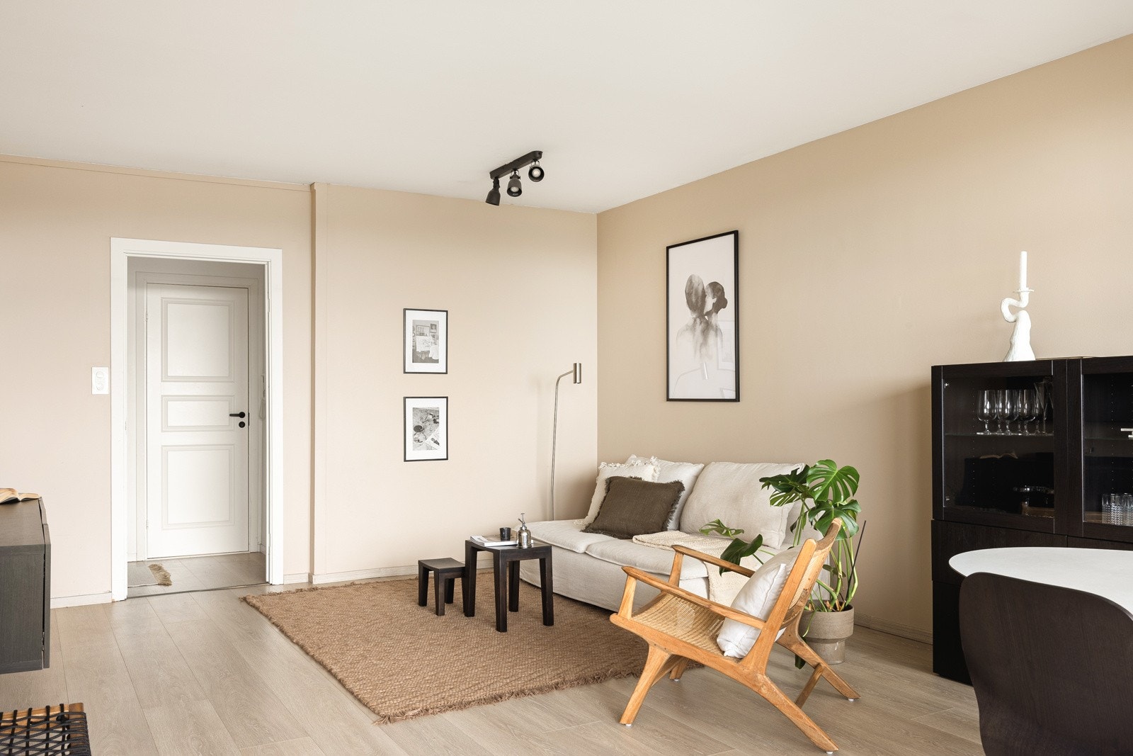 Stuen er praktisk utformet som gir god plass til både spisebord og sofakrok. Galleribilde