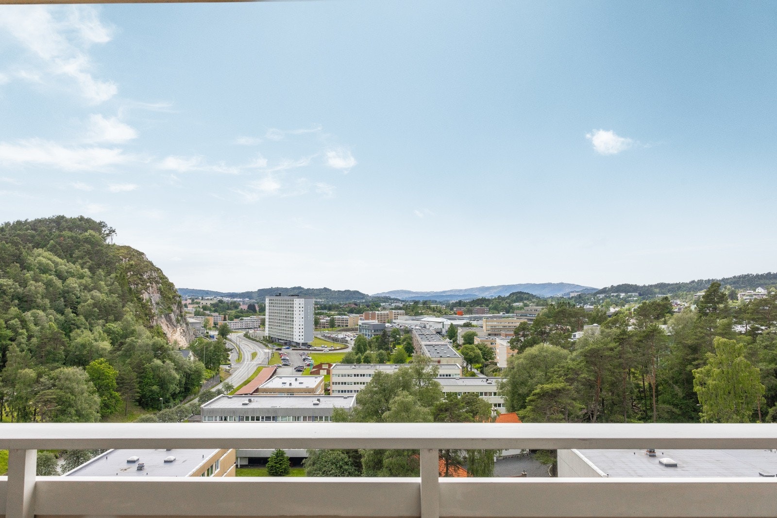 Leilighetens plassering i ellevte etasje gir en fantastisk utsikt over nærområdet. Galleribilde