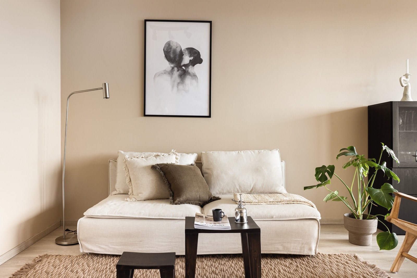 Moderne fargetoner er gjennomgående også i stuen. Galleribilde